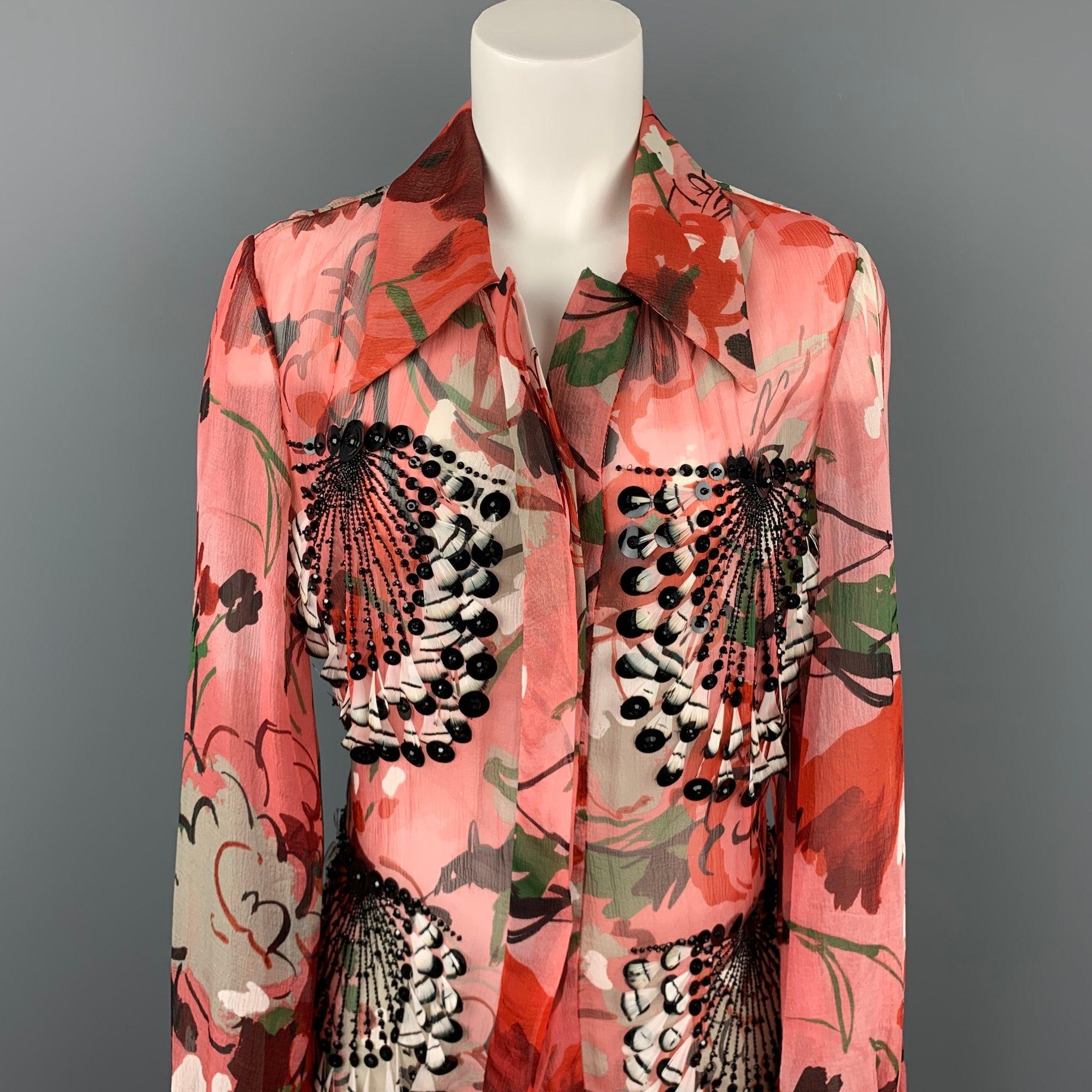 La veste CAROLINA HERRERA se compose d'une soie imprimée rose avec des détails de perles et de plumes, d'un lien dans le dos, d'une doublure en maille, d'un col pointu et d'une fermeture à boutons cachés. Boutons manquants. Tel quel. Fabriqué aux