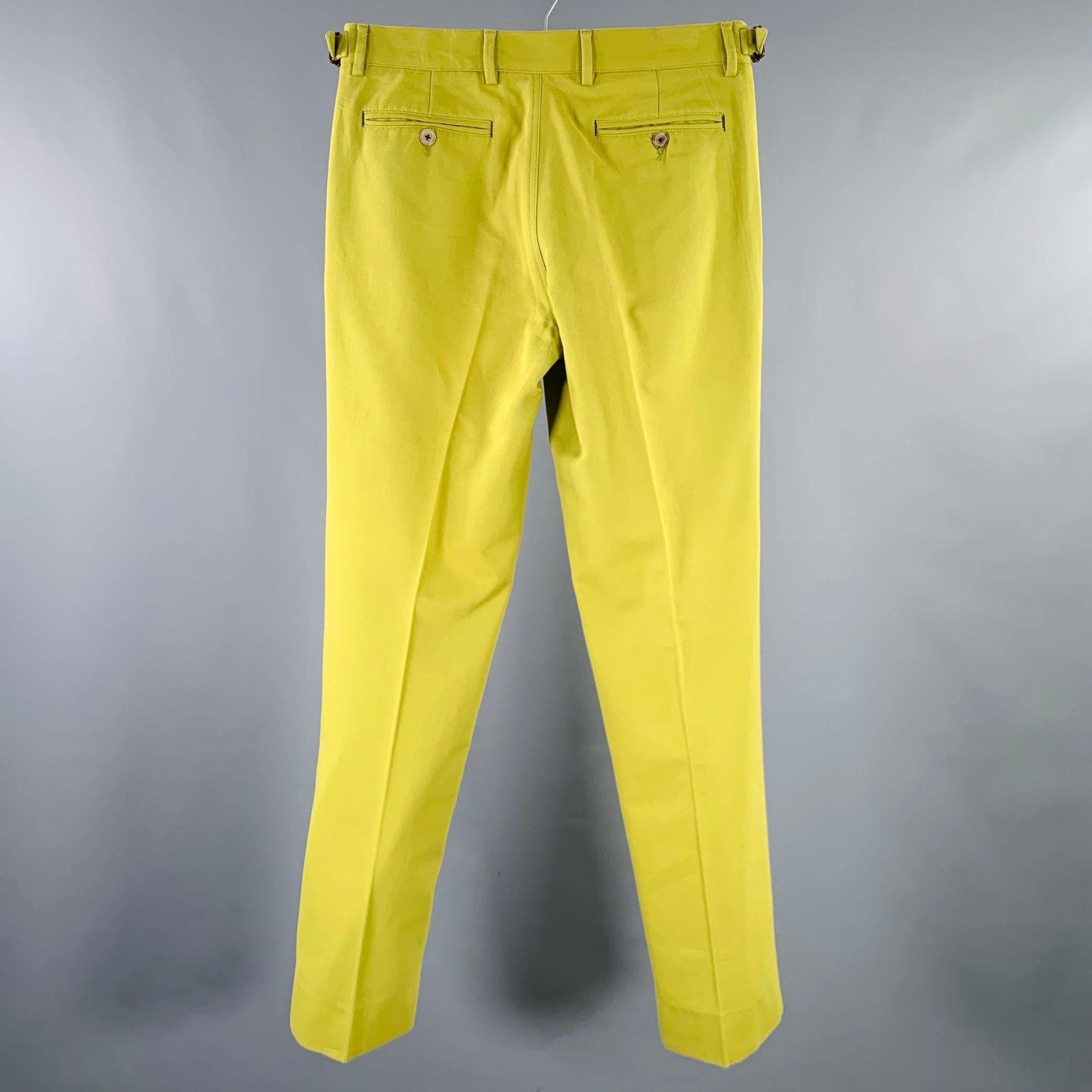Pantaloni da sera di Carolina Herrera
in twill di cotone verde chartreuse, stile piatto, linguette laterali regolabili e chiusura con zip. Ottimo stato usato. Moderati segni di usura. 

Contrassegnato:   32 

Misure: 
  Vita: 32 pollici Cavallo: 8,5