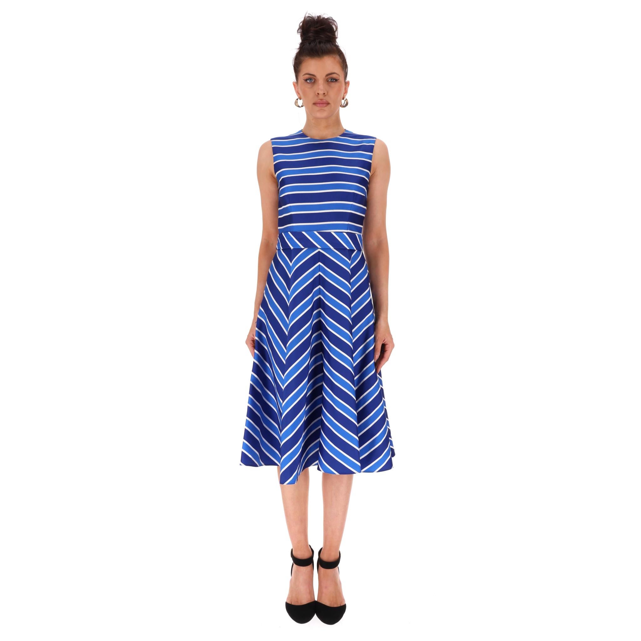 Vestido de rayas Carolina Herrera

Vestido azul diseñado con un estampado de rayas.

Con falda midi acampanada, escote redondo y cintura con cinturón.

Cremallera oculta en la parte trasera.

Precio aprox. 2,000

Talla - 4US

Estado - Bueno (Marcas