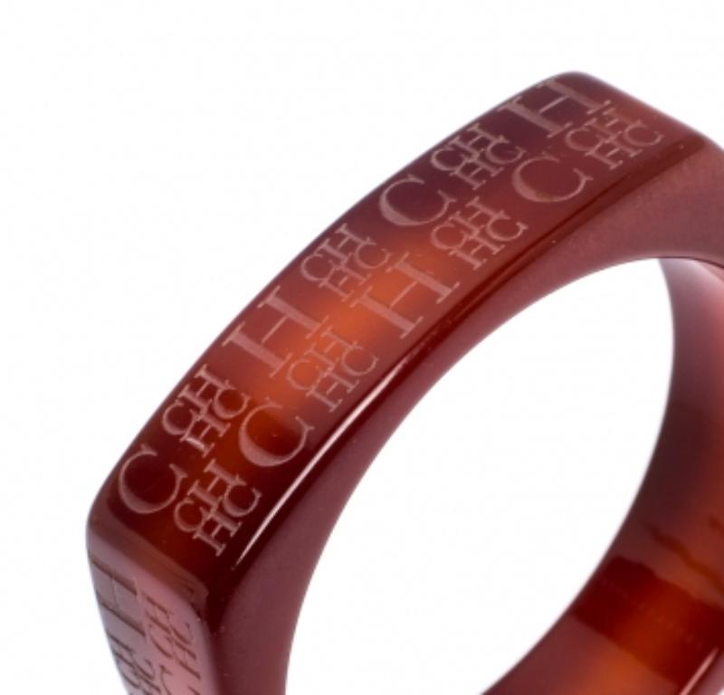 Carolina Herrera Bracciale largo con logo inciso marrone scuro In condizioni discrete in vendita a Dubai, Al Qouz 2