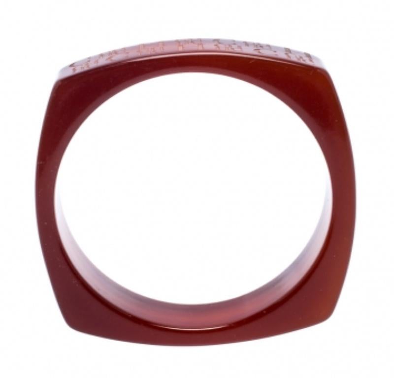 Donna Carolina Herrera Bracciale largo con logo inciso marrone scuro in vendita