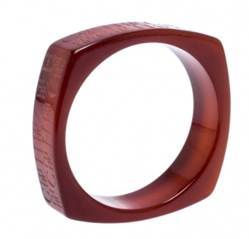 Carolina Herrera Bracciale largo con logo inciso marrone scuro in vendita 1