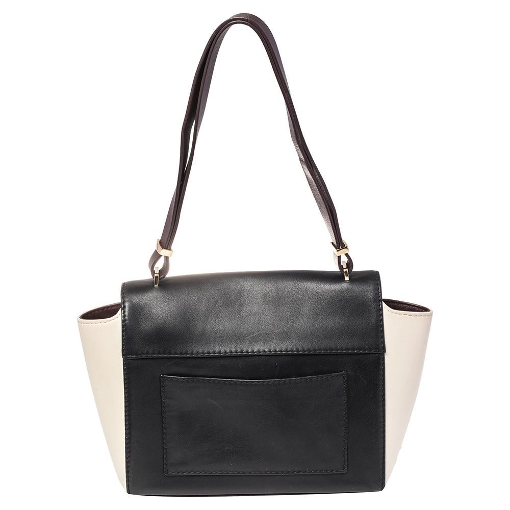 Einzigartiger Stil und feine Handwerkskunst sind bei den Entwürfen von Carolina Herrera offensichtlich; diese Umhängetasche ist aus Leder mit einem Metall-Logo-Detail auf der vorderen Klappe gefertigt. Das mit Canvas gefütterte Innere ist geräumig