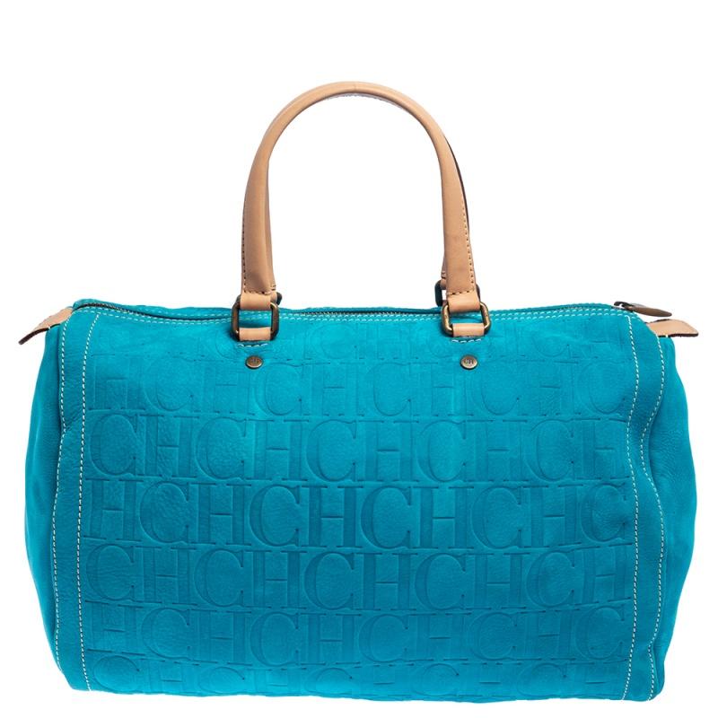 A truly elegant piece to add to your collection, this Andy Boston Bag by Carolina Herrera comes crafted from turquoise monogram suede and styled with neat stitch detailing. It features a top zip closure, two handles, protective metal feet, and a