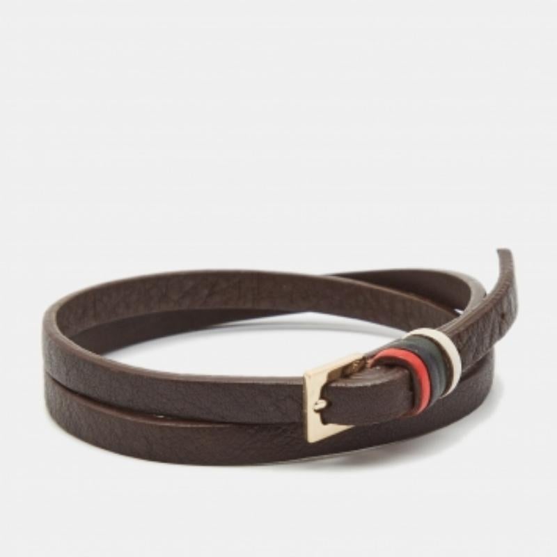 Questo braccialetto di Carolina Herrera per la Giornata Nazionale degli Emirati Arabi Uniti riflette lo stile e il design semplicistico del marchio. È dotato di una chiusura con fibbia e dei colori tipici del paese.