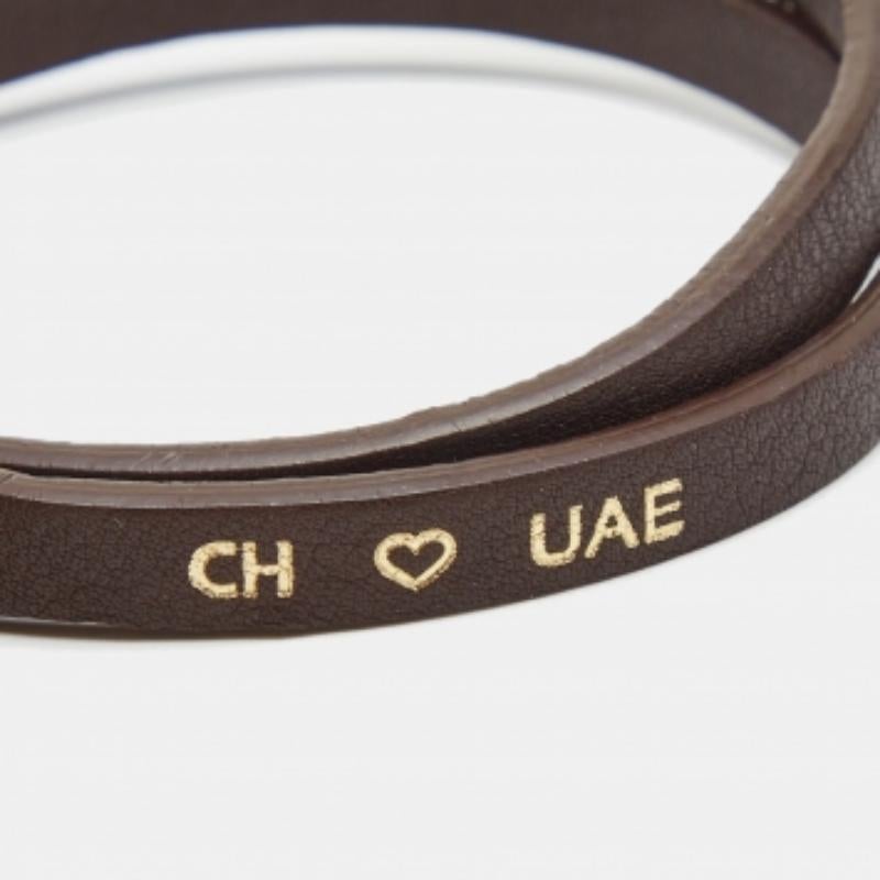 Donna Carolina Herrera - Bracciale in pelle color oro per la Giornata Nazionale degli Emirati Arabi Uniti in vendita
