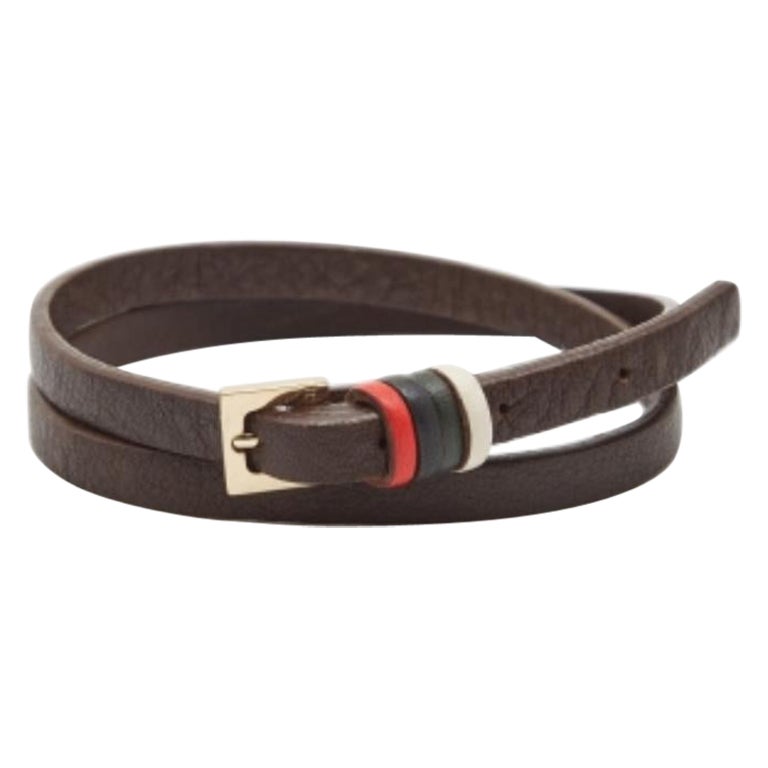 Carolina Herrera Pulsera envolvente de piel dorada Día Nacional de los EAU