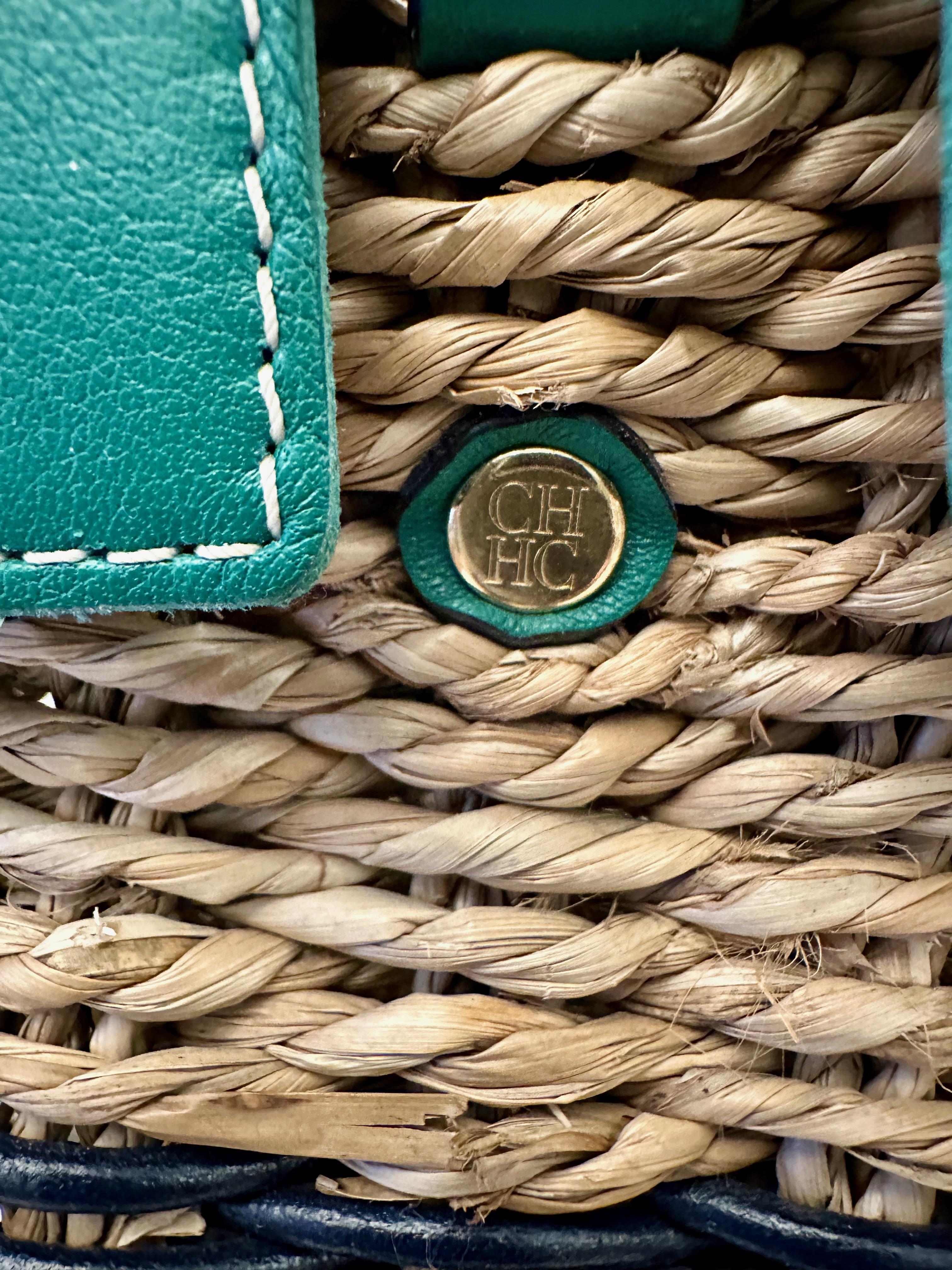 This pre-owned Vendome bag is handcrafted from seagrass by a team of expert artisans using traditional weaving techniques. 
It features leather handles with handcrafted contrasting stitching and edging.

Year: 2022
Material: Seagrass and Calf