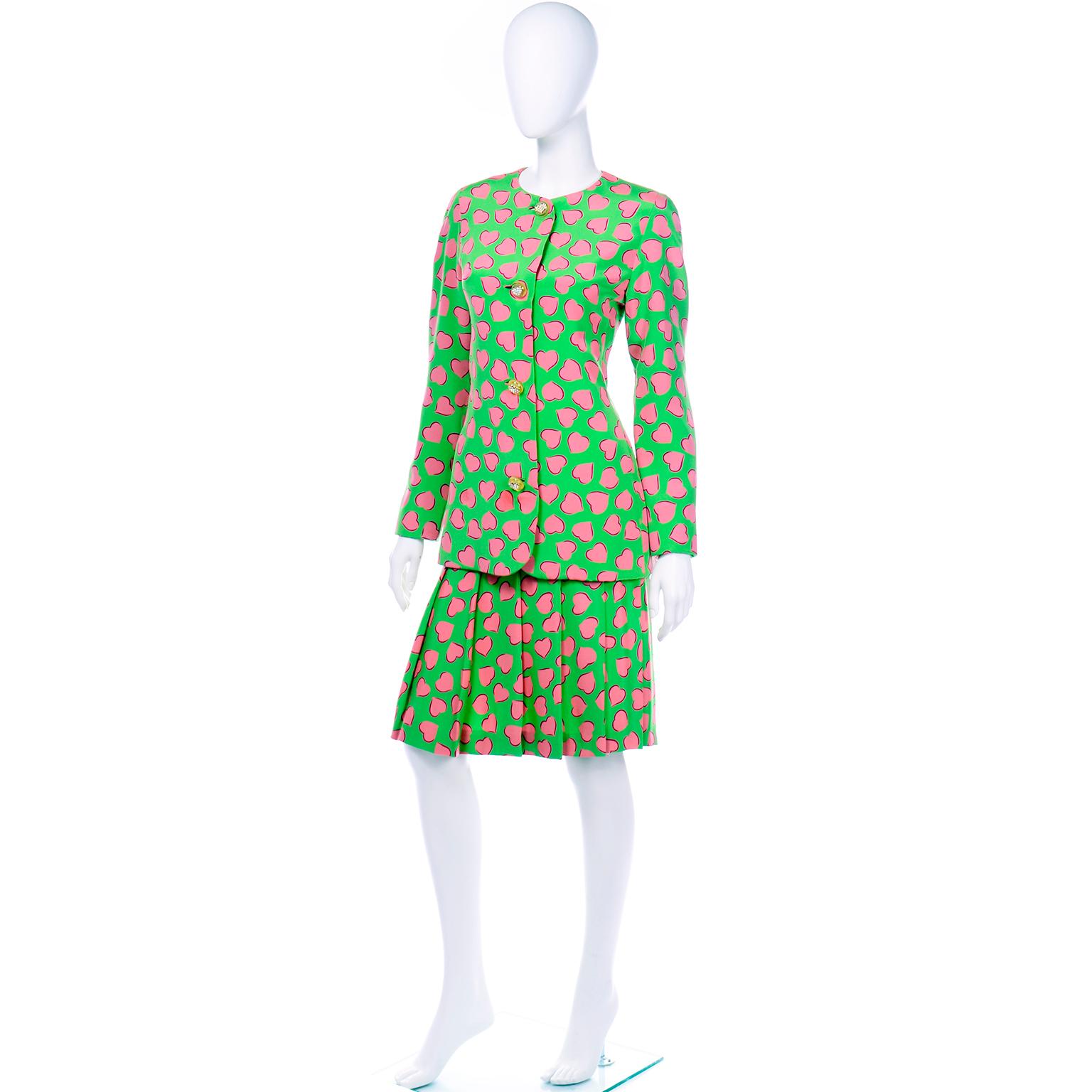 Carolina Herrera Vintage Grüner Seidenrock Anzug mit rosa Herzen (Braun)