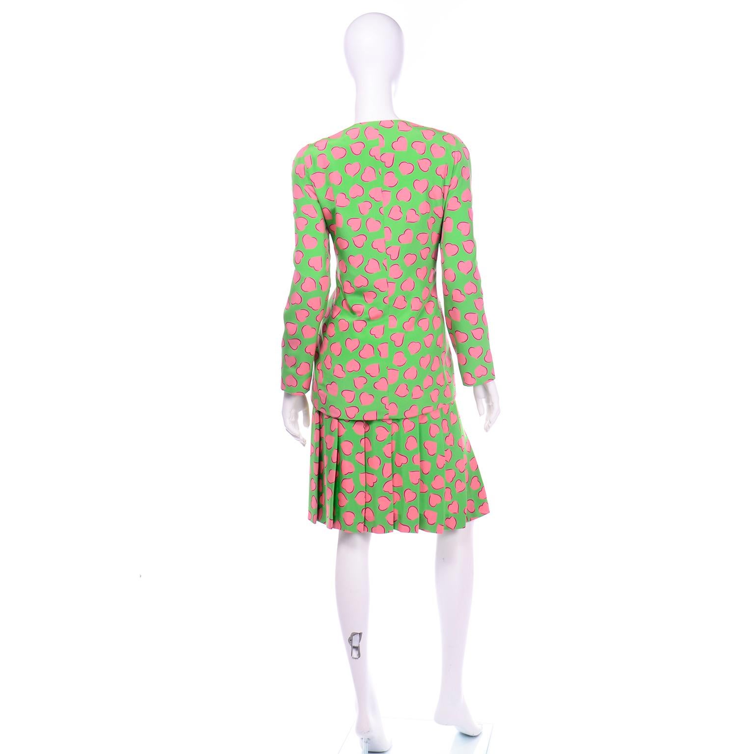 Carolina Herrera Vintage Grüner Seidenrock Anzug mit rosa Herzen im Zustand „Hervorragend“ in Portland, OR