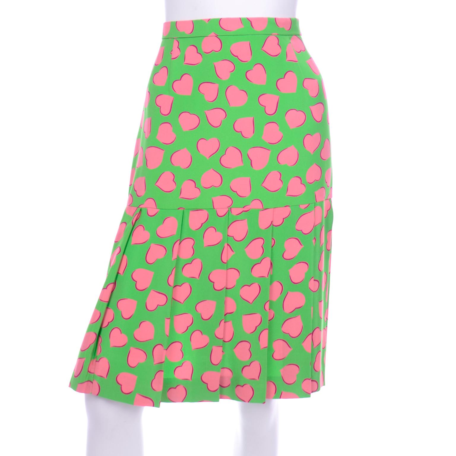 Carolina Herrera Vintage Grüner Seidenrock Anzug mit rosa Herzen 1