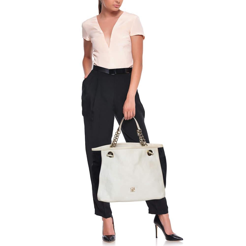 Brillante fusione di funzionalità e moda, la tote di Carolina Herrera è un esempio dell'estetica raffinata del marchio. Realizzata in un mix di pelle e camoscio, è disponibile nelle tonalità del bianco e del blu e ha un interno spazioso per i tuoi