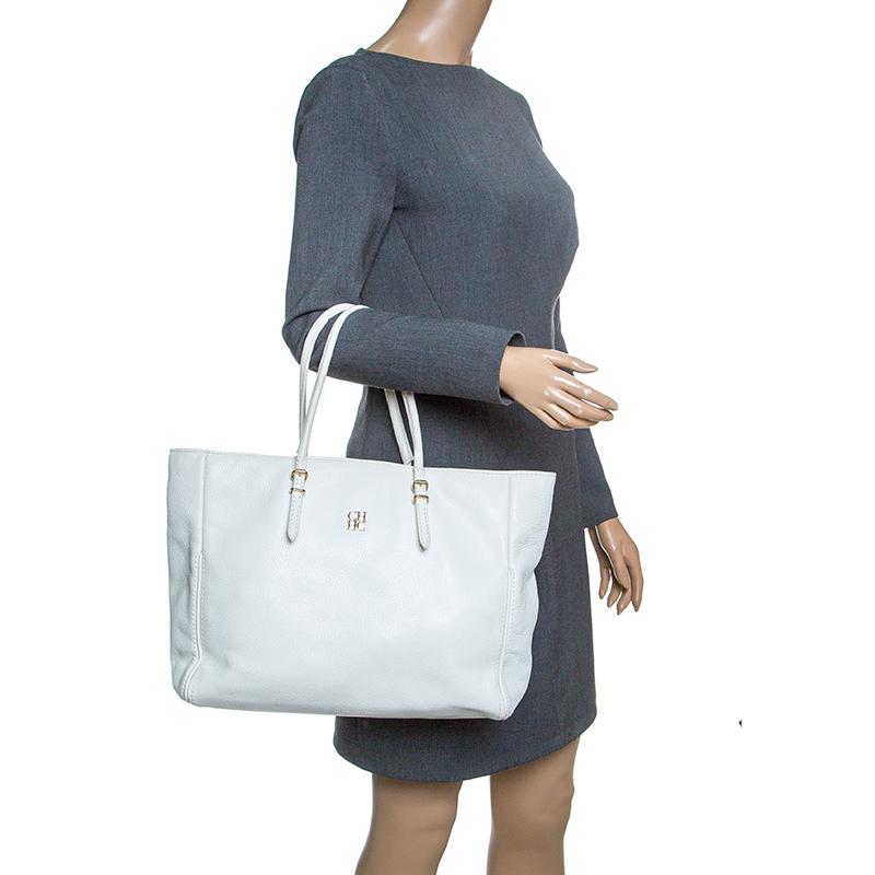 This Carolina Herrera shopper tote will perfectly complement your plain jane look. It is designed with a white leather body and offers ample room for all your essentials. It comes fitted with two slim top handles detailed with gold-tone buckles and