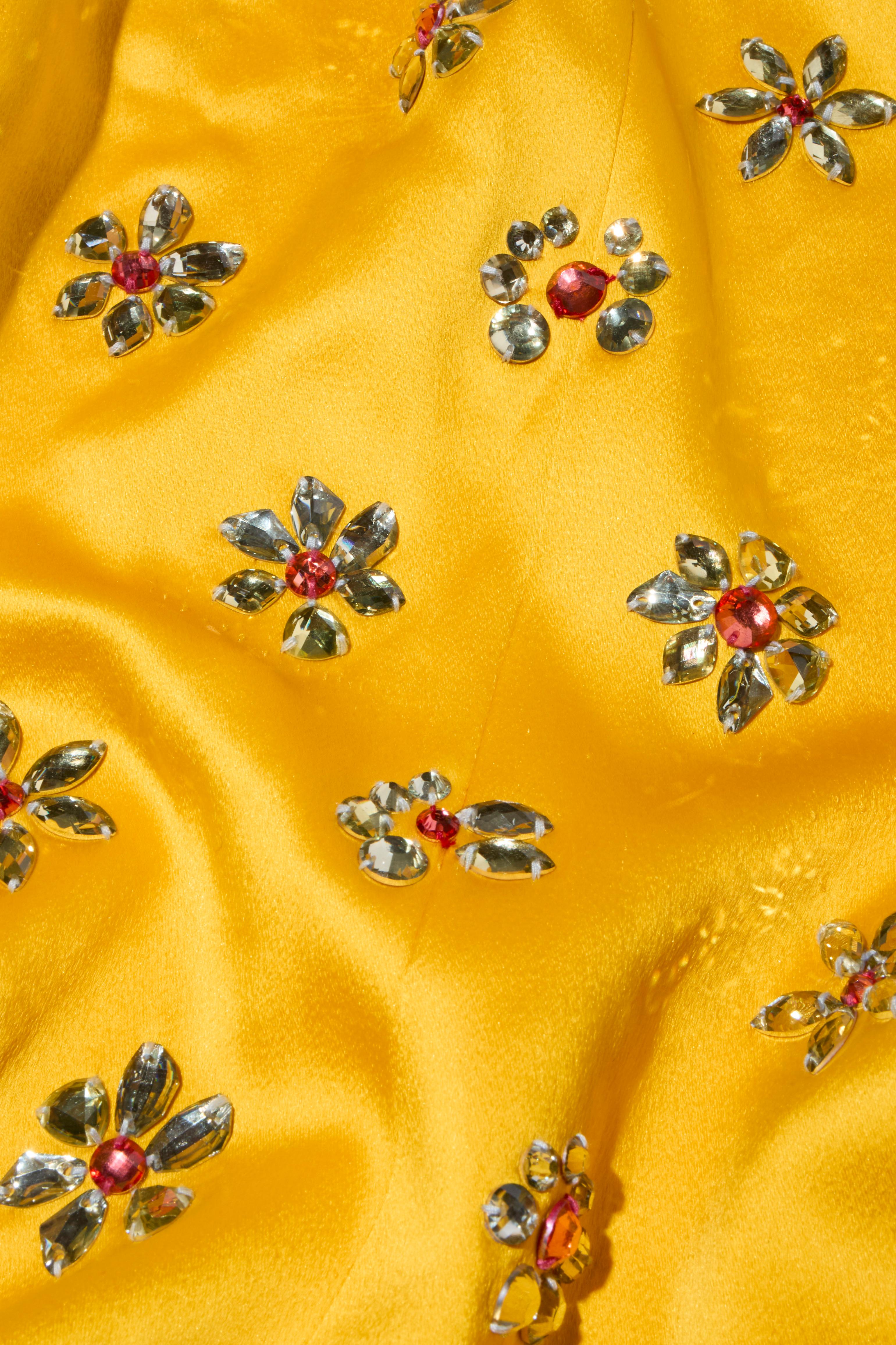 Carolina Herrera Manteau SS2019 en satin jaune orné de joyaux porté par Taylor Swift en vente 5