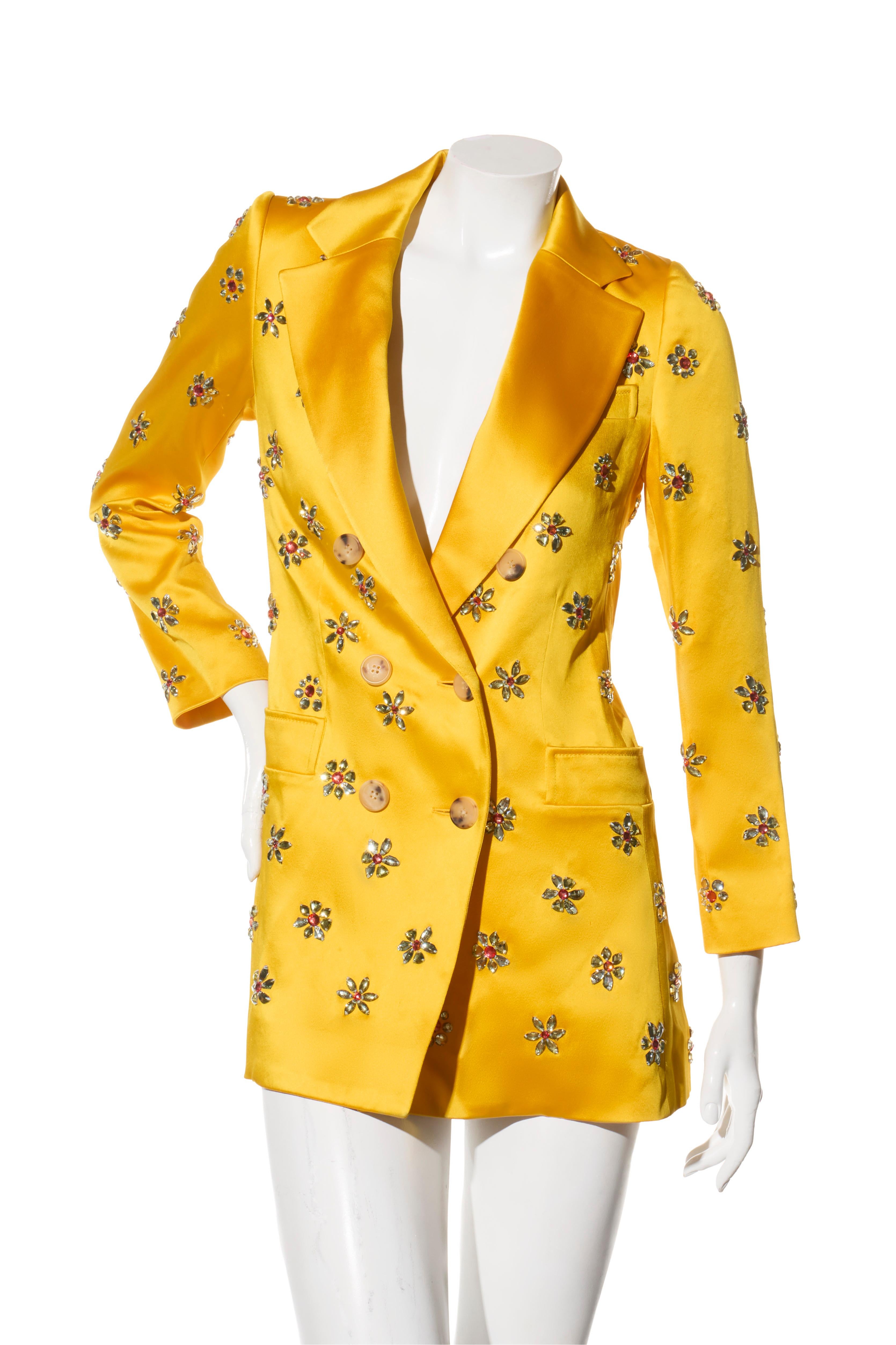 Carolina Herrera Robe manteau à bijoux en satin jaune - Printemps 2019 - Portée par Taylor Swift - Taille 4

Description :
Issue du défilé Carolina Herrera printemps 2019, cette robe manteau en satin jaune saisissant a été célèbrement portée par