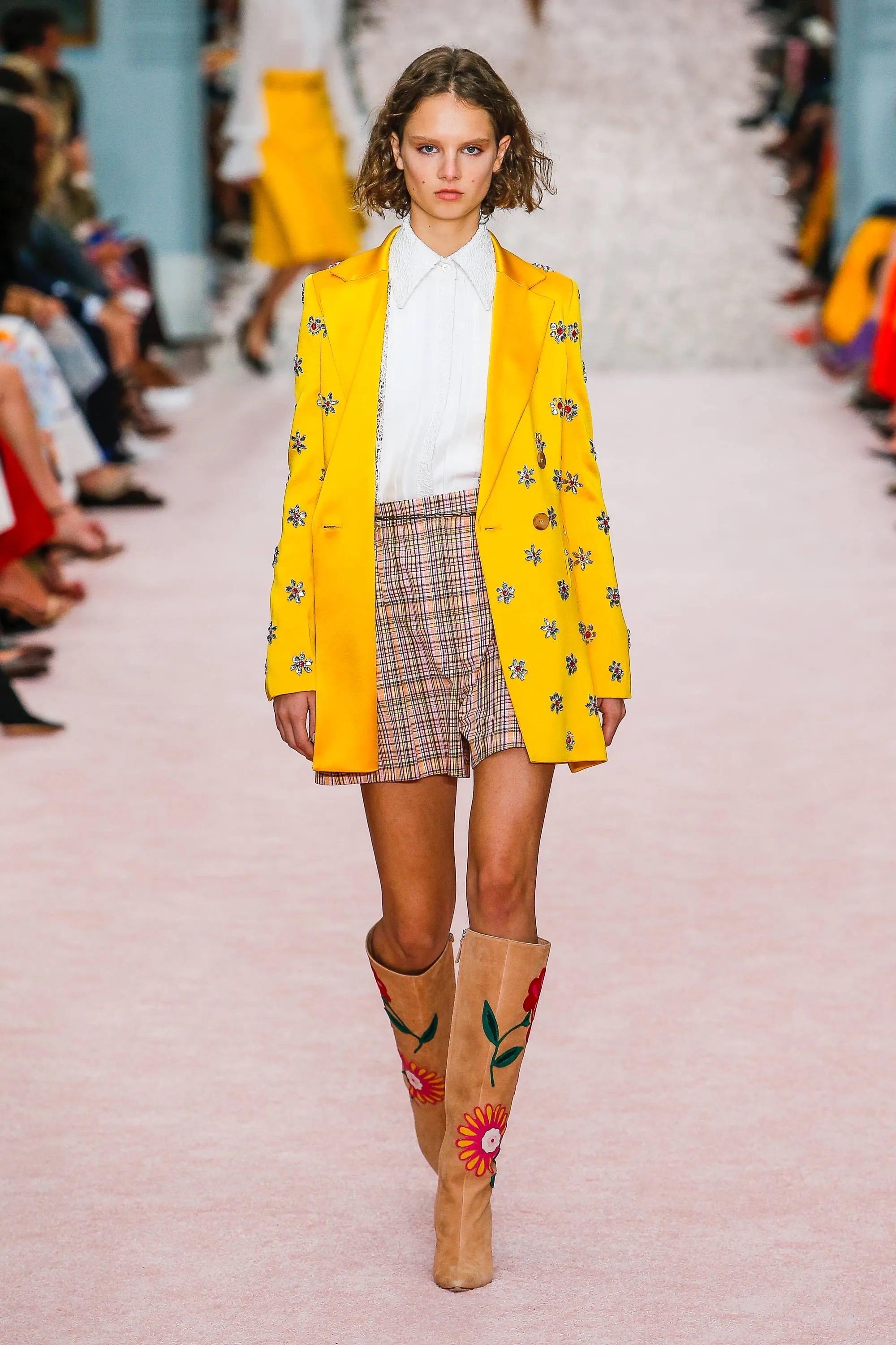 Jaune Carolina Herrera Manteau SS2019 en satin jaune orné de joyaux porté par Taylor Swift en vente
