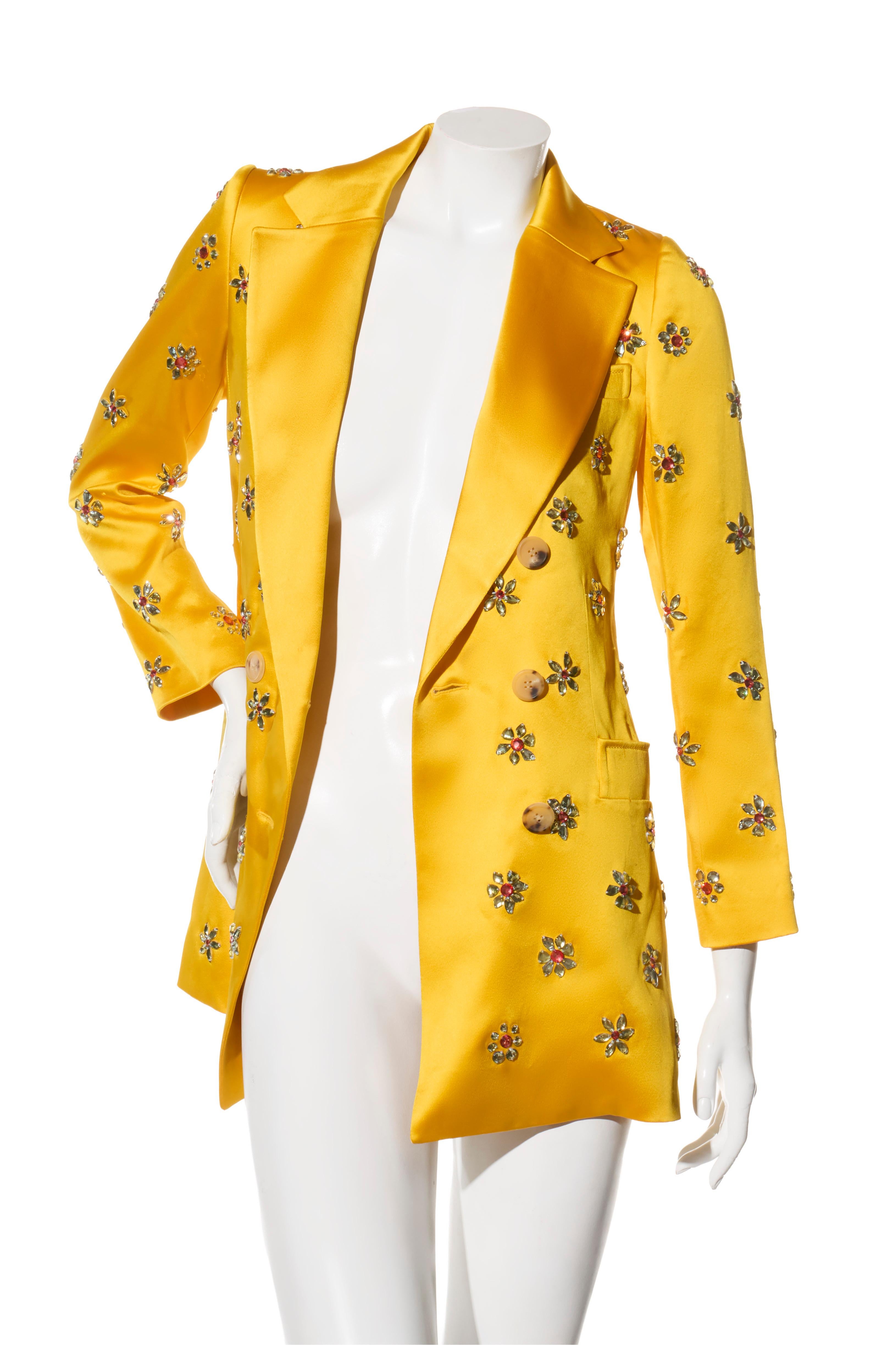 Carolina Herrera Manteau SS2019 en satin jaune orné de joyaux porté par Taylor Swift Bon état - En vente à Woodland Hills, CA