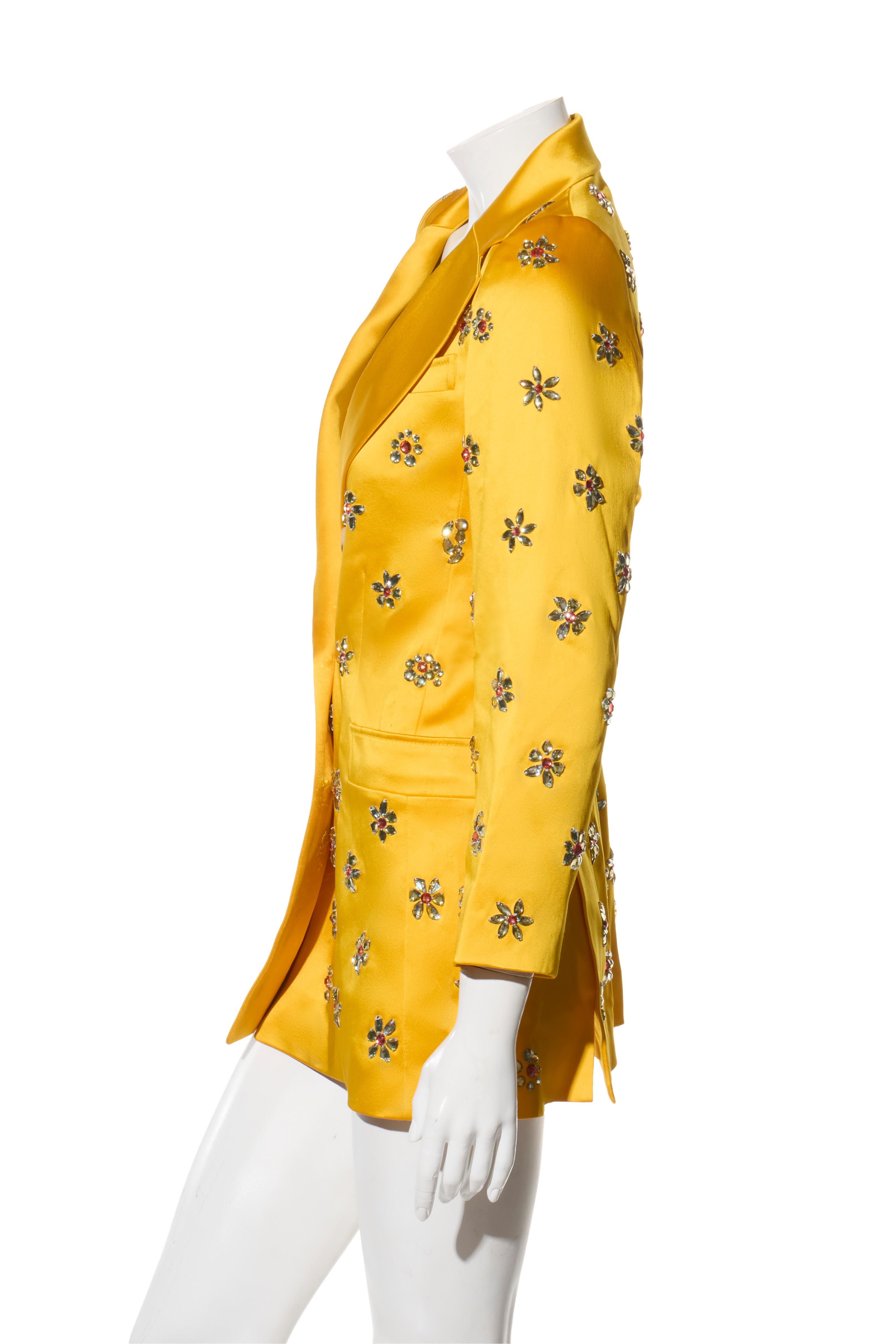 Carolina Herrera Manteau SS2019 en satin jaune orné de joyaux porté par Taylor Swift en vente 1