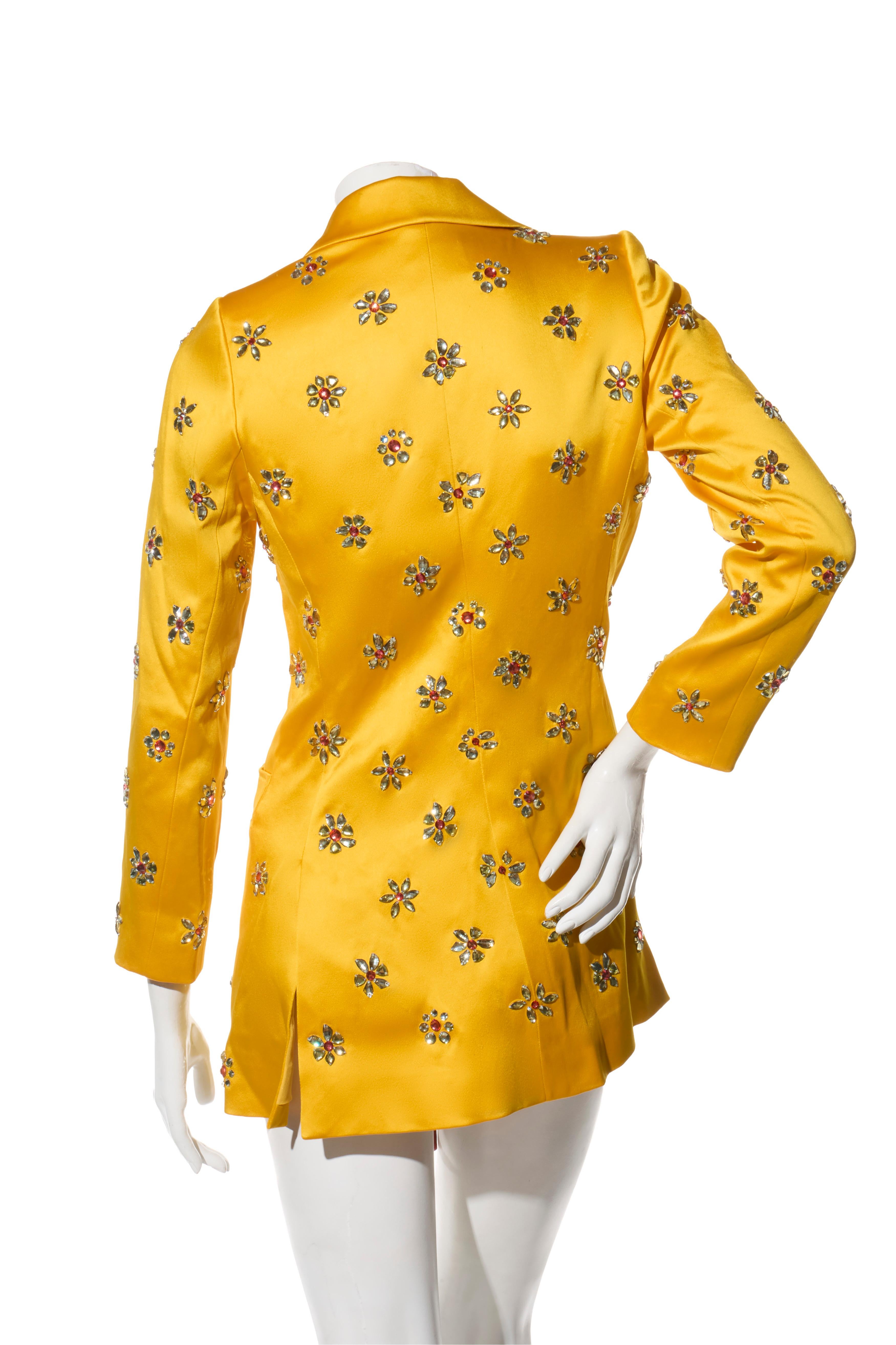 Carolina Herrera Manteau SS2019 en satin jaune orné de joyaux porté par Taylor Swift en vente 2
