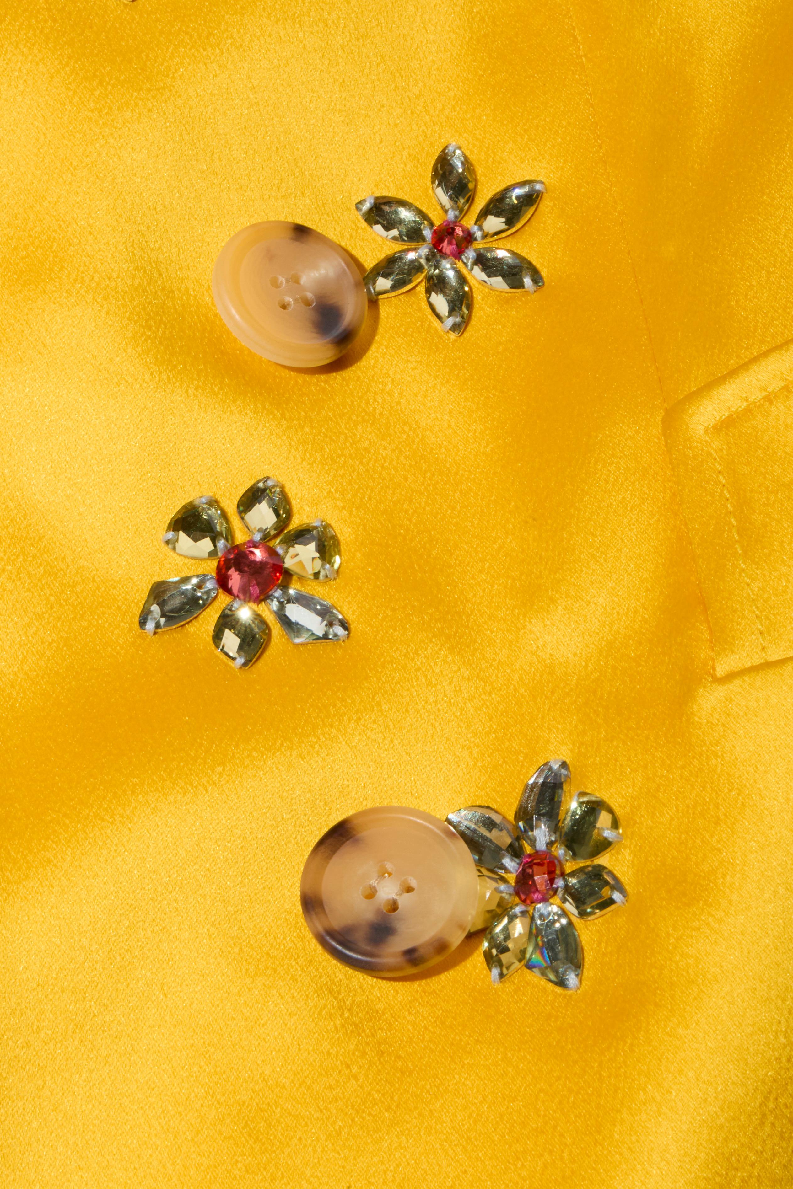 Carolina Herrera Manteau SS2019 en satin jaune orné de joyaux porté par Taylor Swift en vente 4