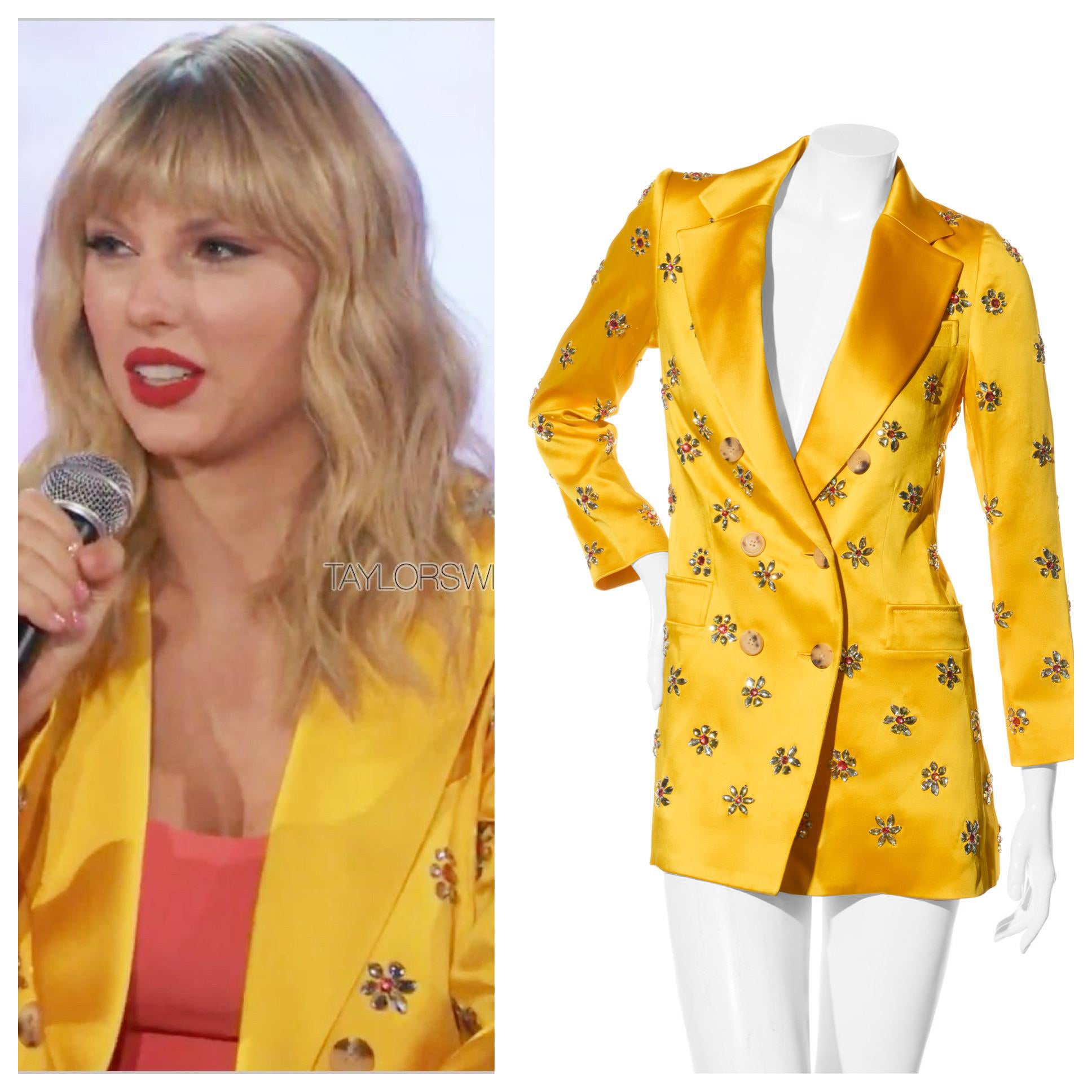 Carolina Herrera Manteau SS2019 en satin jaune orné de joyaux porté par Taylor Swift en vente