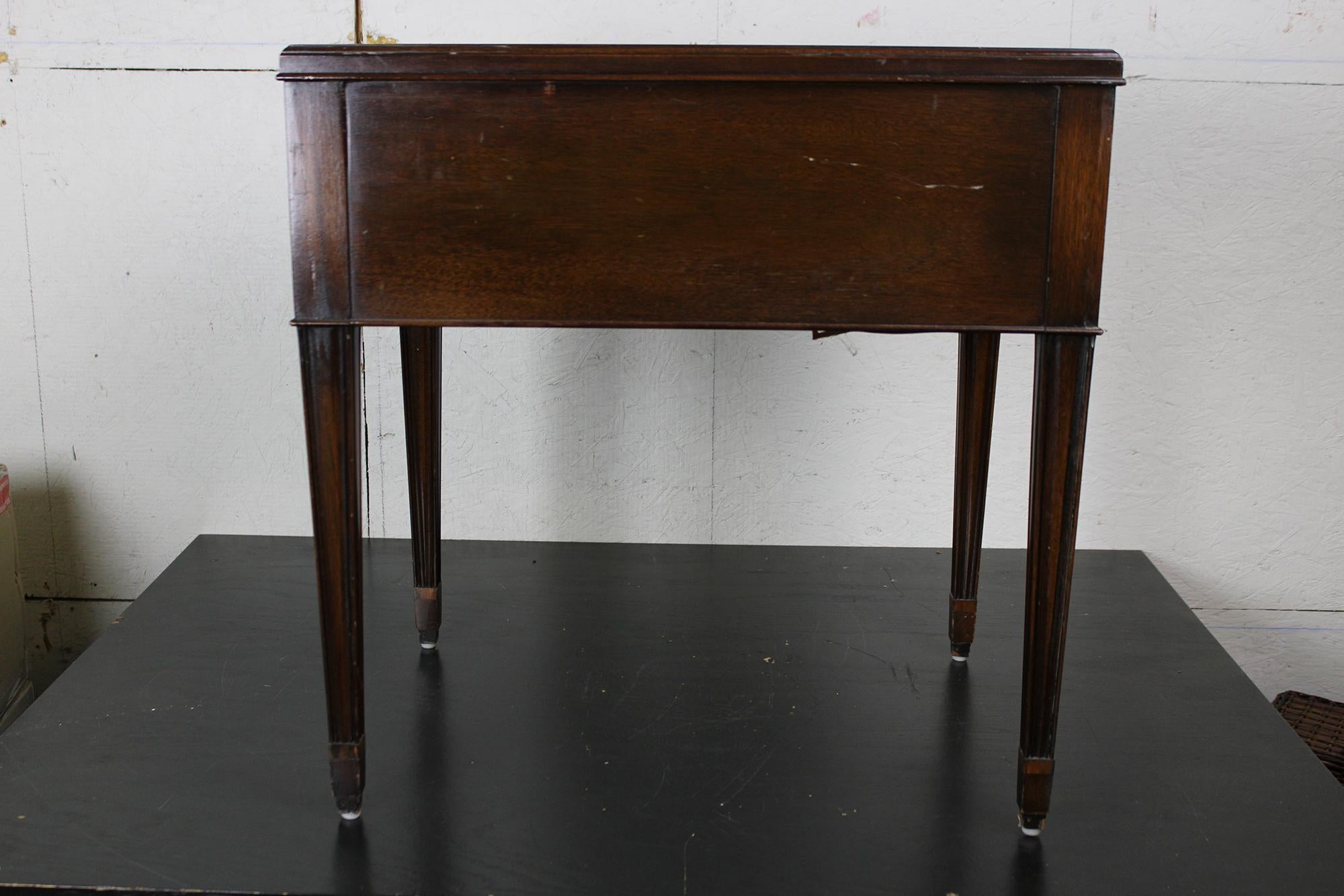 Carolina Panel Co Hepplewhite Style Mahogany Leather Top End Table Federal In Good Condition In Dayton, OH