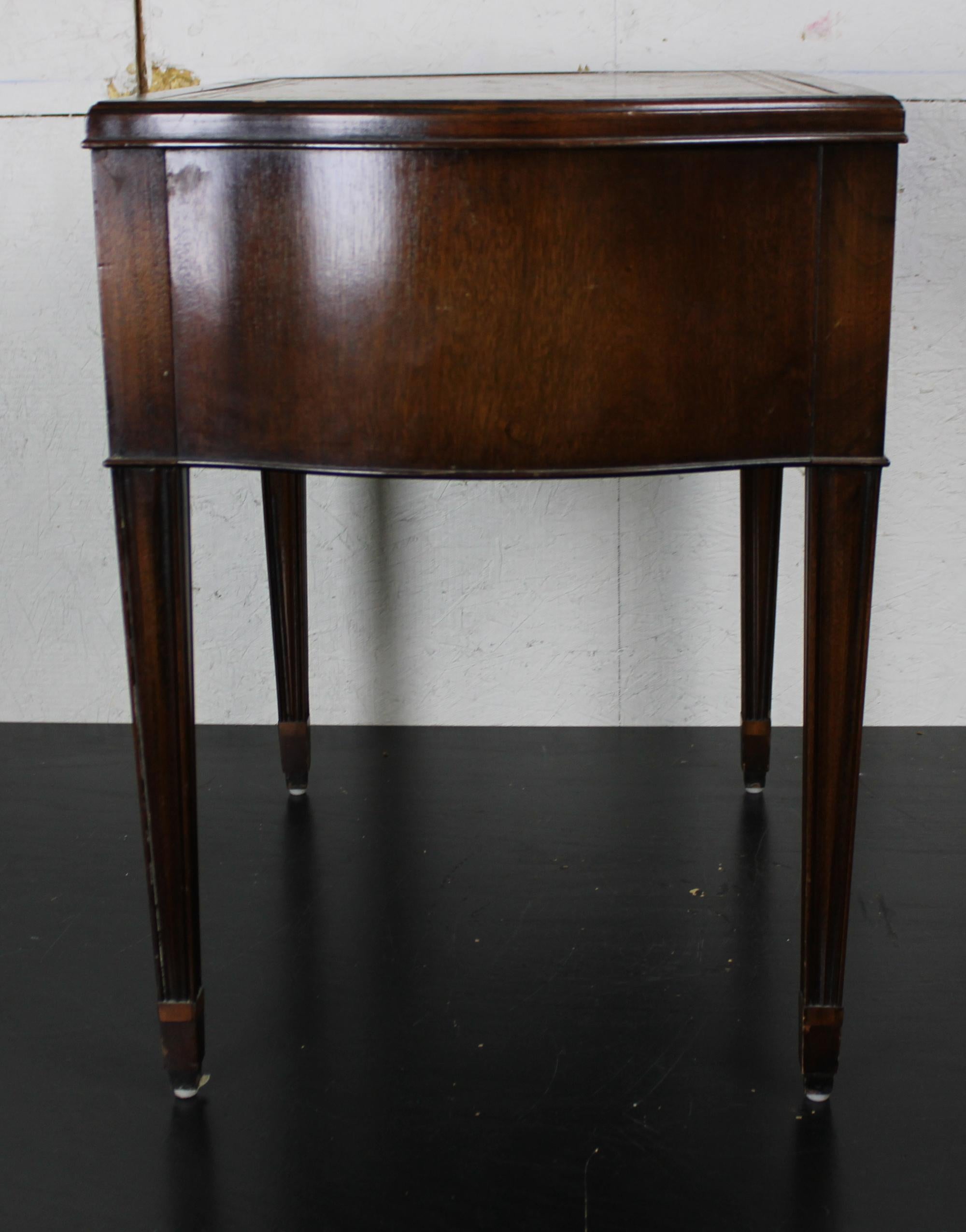Carolina Panel Co Hepplewhite Style Mahogany Leather Top End Table Federal In Good Condition In Dayton, OH