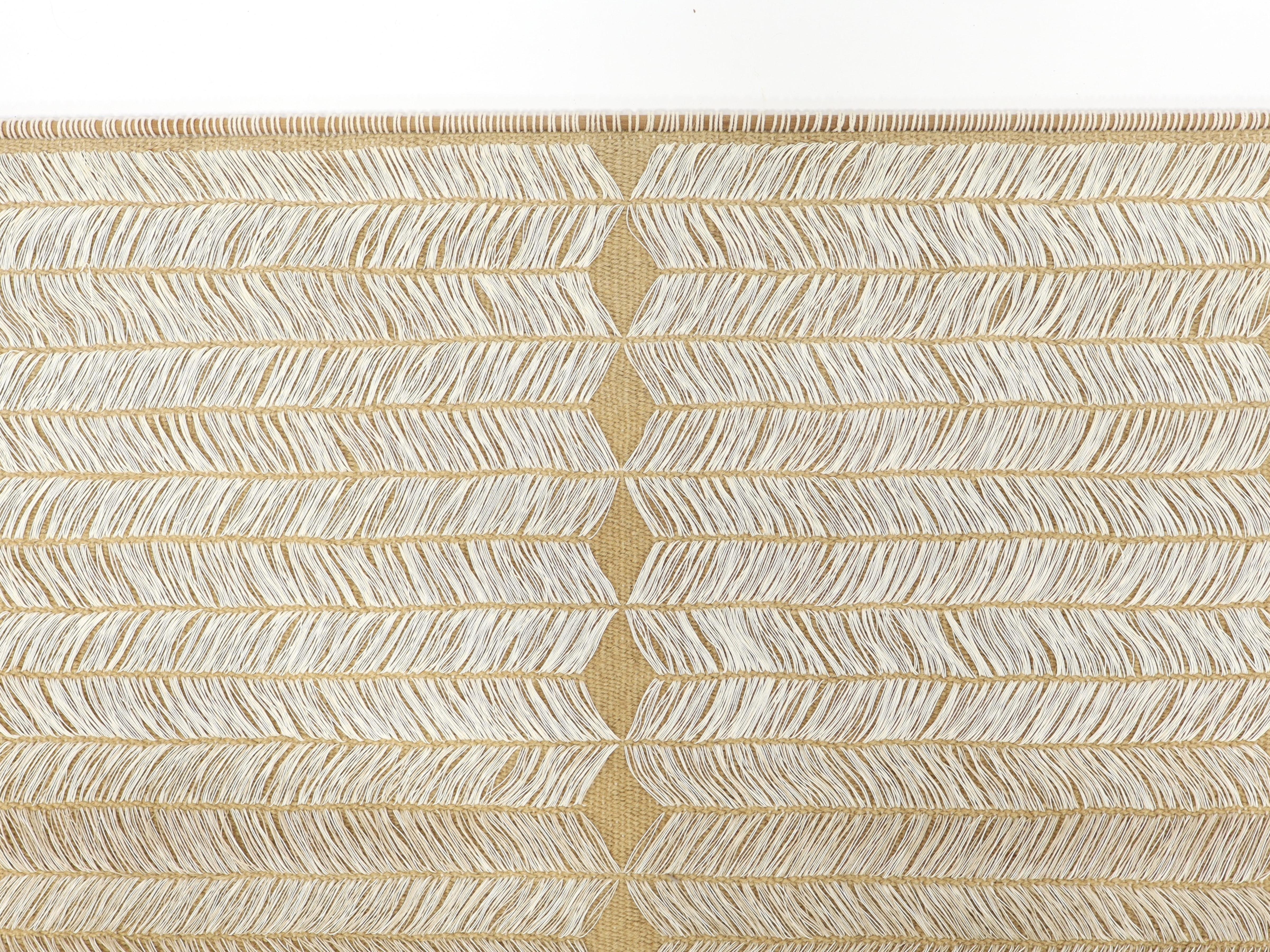 Diese gewebte Contemporary-Textilskulptur wurde von der chilenischen Faserkünstlerin Carolina Yrarrázaval (geb. 1960) geschaffen. 