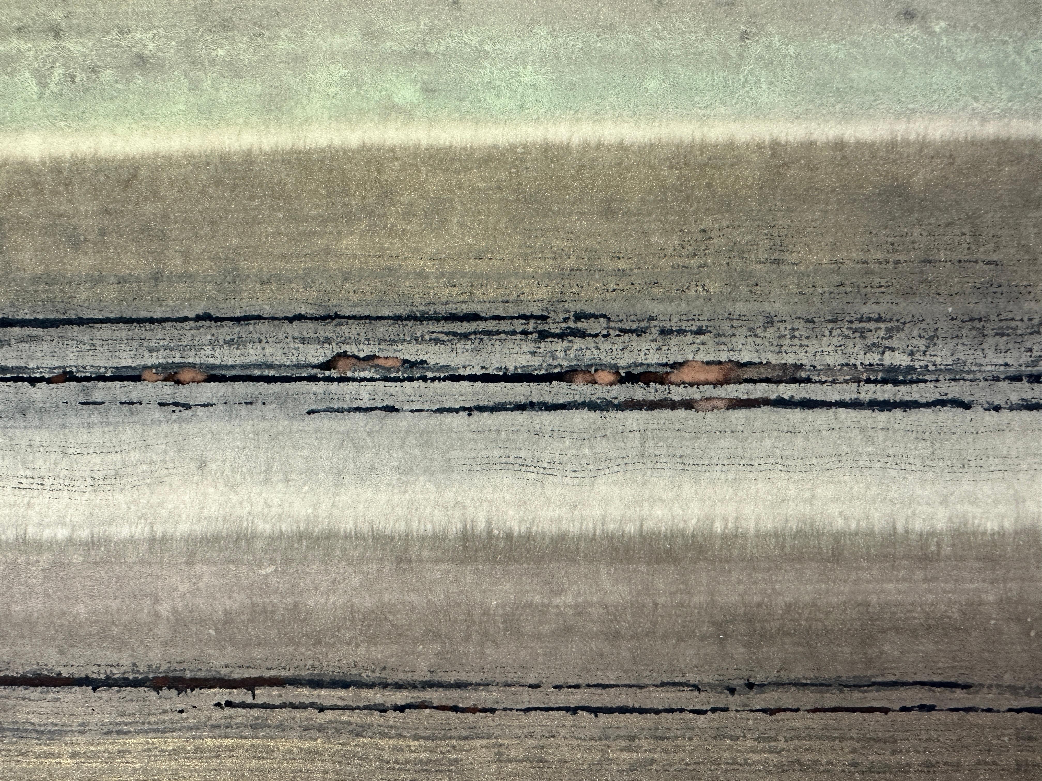 Sospensione indaco - pittura astratta blu grigio marrone con minerali frantumati - Abstract Painting Grigio di Caroline Besse