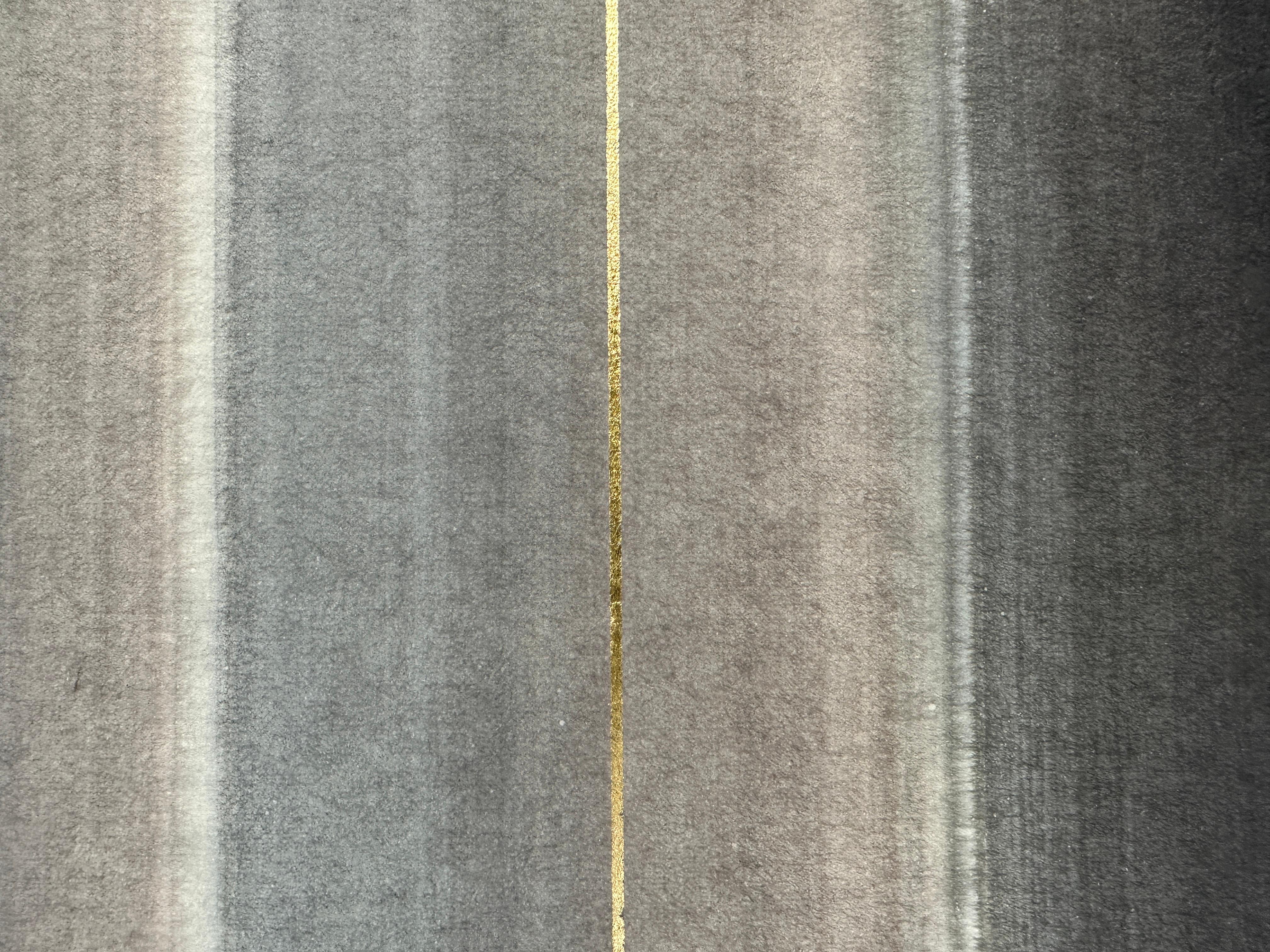 Reflect - pittura astratta di colore blu grigio oro con minerali frantumati - Painting di Caroline Besse