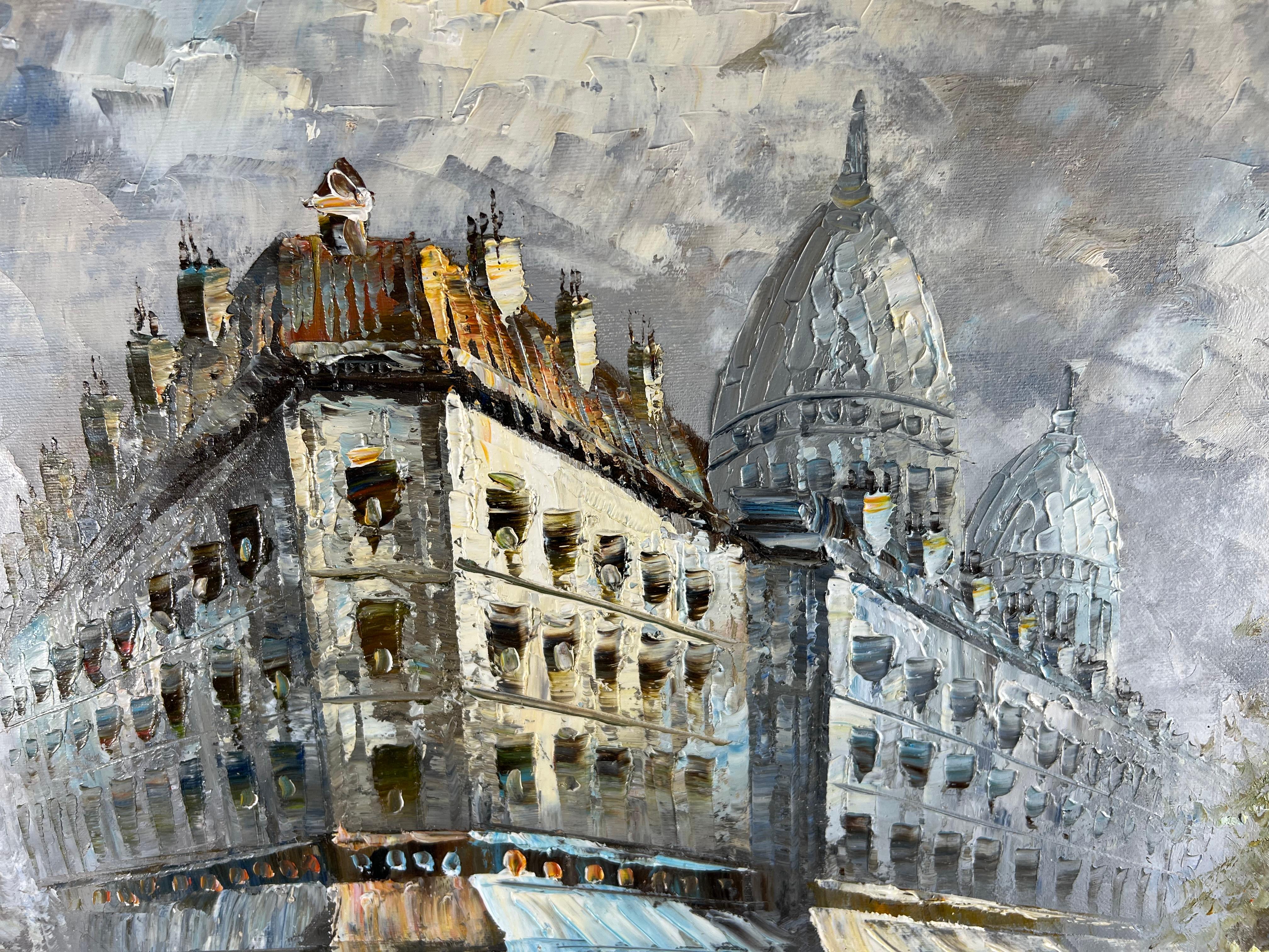 Questo squisito dipinto a olio su tela di Caroline Burnett (1877-1950) cattura il fascino senza tempo di Parigi. La scena presenta strade parigine affollate di passanti, un venditore di fiori in primo piano, un classico lampione parigino ed edifici
