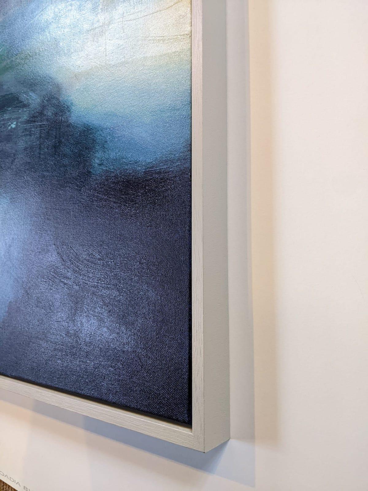 Stepping Out est un paysage abstrait original peint par l'artiste Carole Chappell. Cette peinture de paysage atmosphérique présente des formes abstraites et des marques gestuelles, ainsi qu'une belle utilisation des motifs. L'artiste commente :