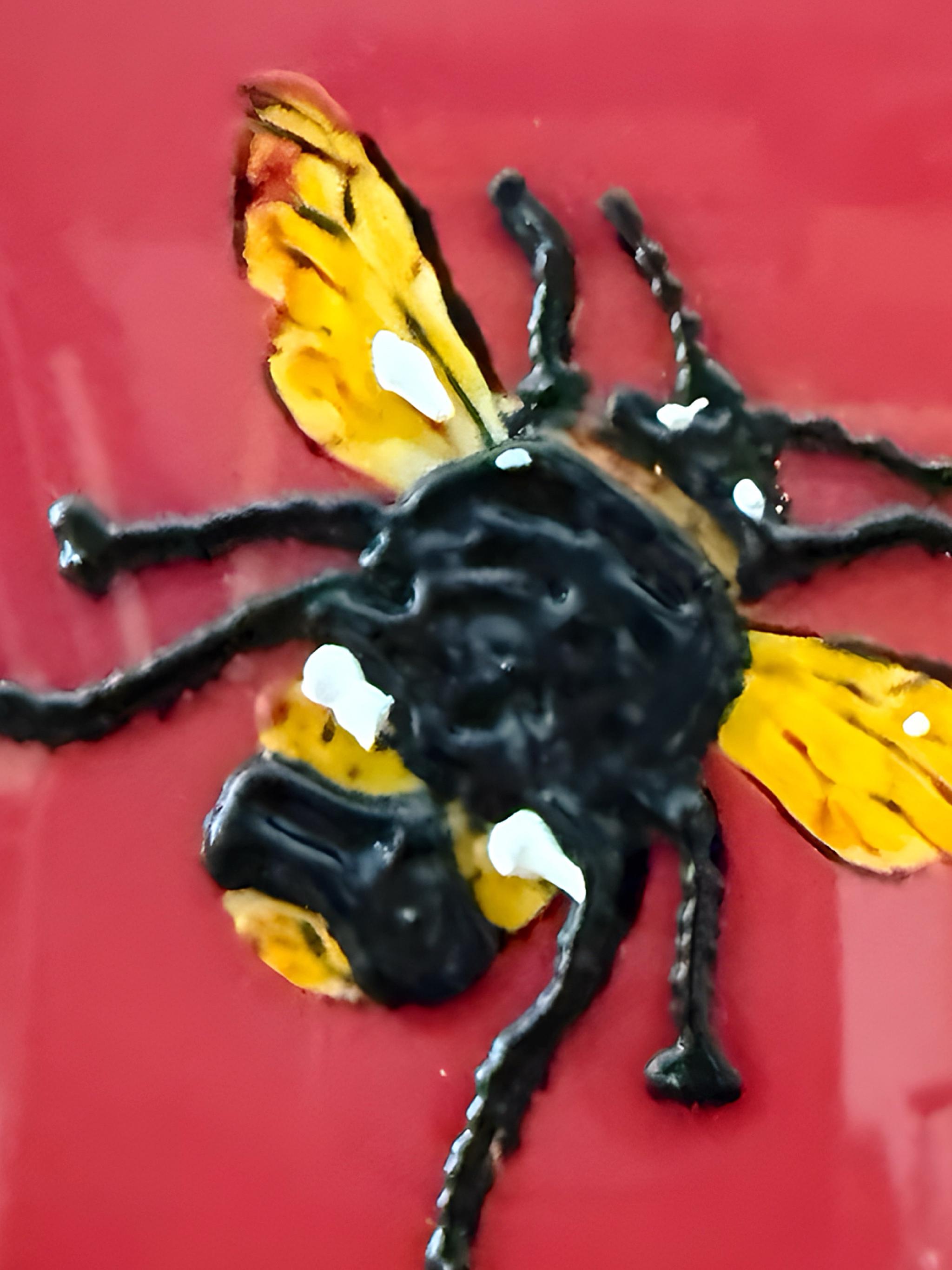 Caroline Chinakwe est une artiste britannique-nigériane spécialisée dans les techniques mixtes et une directrice créative dont le travail a attiré l'attention pour son langage visuel audacieux, sa narration en couches et sa puissante célébration de