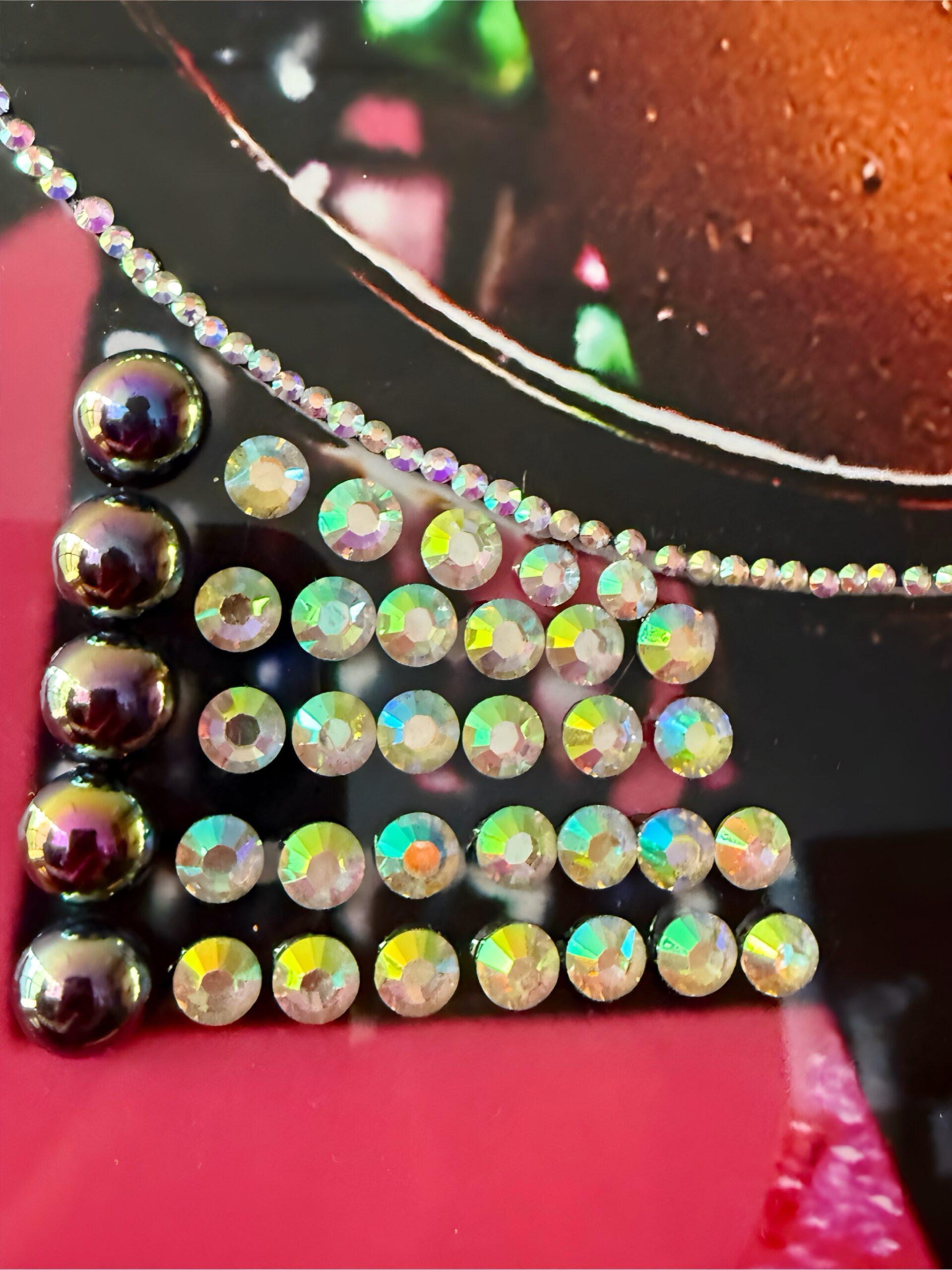 Caroline Chinakwe ist eine britisch-nigerianische Mixed-Media-Künstlerin und Kreativdirektorin, die mit ihrer kühnen Bildsprache, ihren vielschichtigen Erzählungen und ihrer kraftvollen Darstellung der schwarzen Identität und Kultur viel