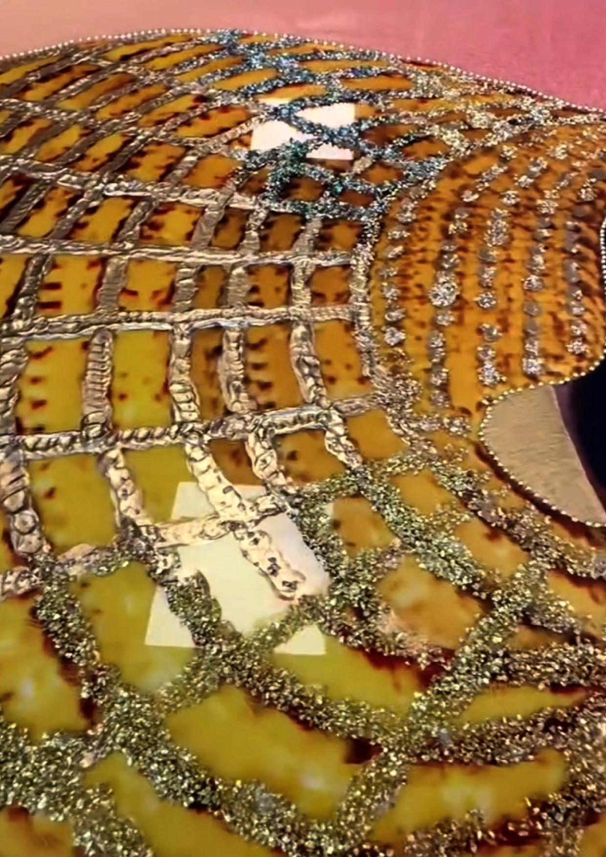 Caroline Chinakwe ist eine britisch-nigerianische Mixed-Media-Künstlerin und Kreativdirektorin, die mit ihrer kühnen Bildsprache, ihren vielschichtigen Erzählungen und ihrer kraftvollen Darstellung der schwarzen Identität und Kultur viel