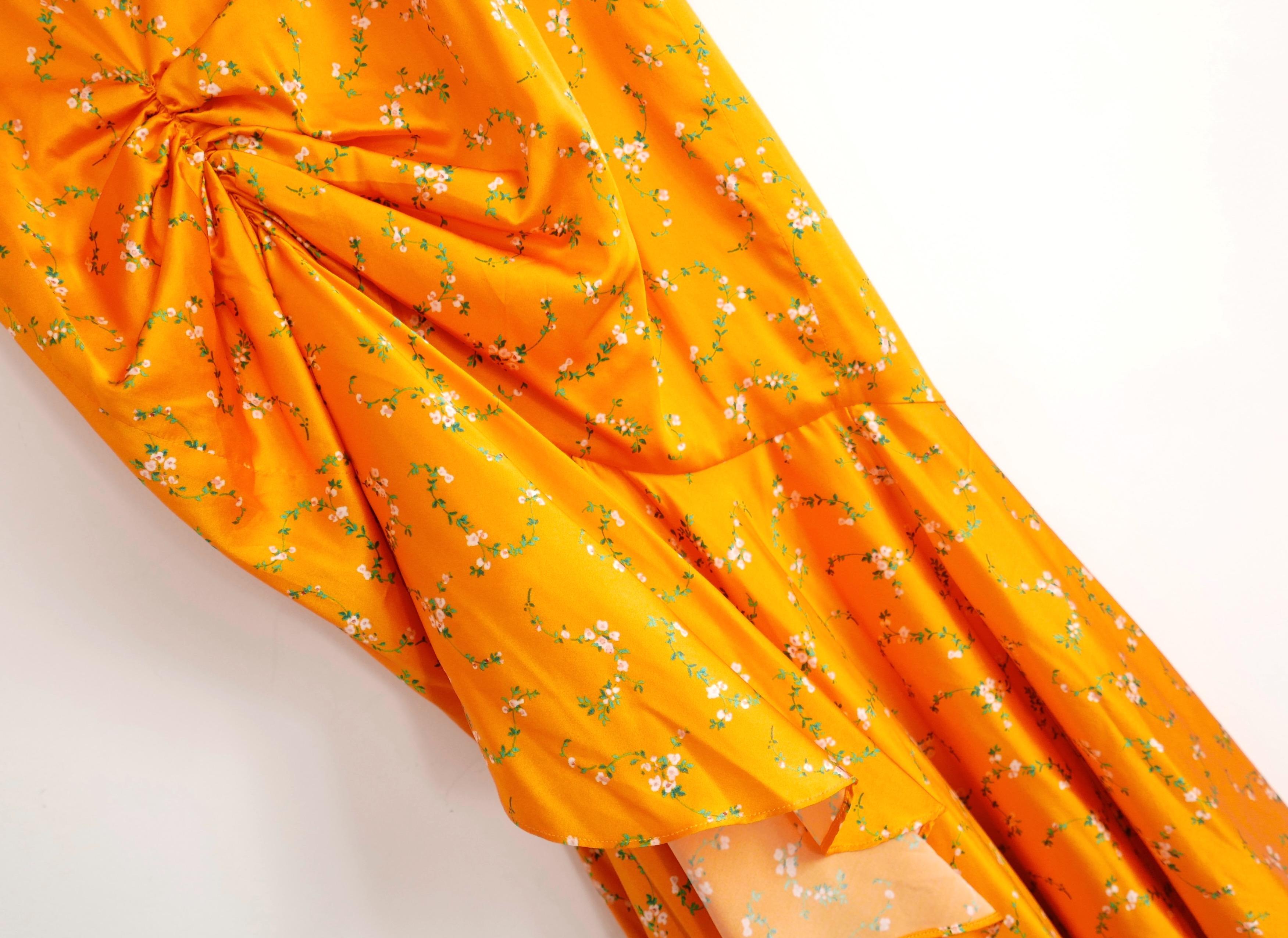Magnifique robe en soie florale orange de Caroline Constas  - acheté pour £675 et non porté. Réalisé en soie orange ultra douce et élasthanne, il présente un délicat imprimé floral printanier. Il présente une coupe très féminine avec le fronçage