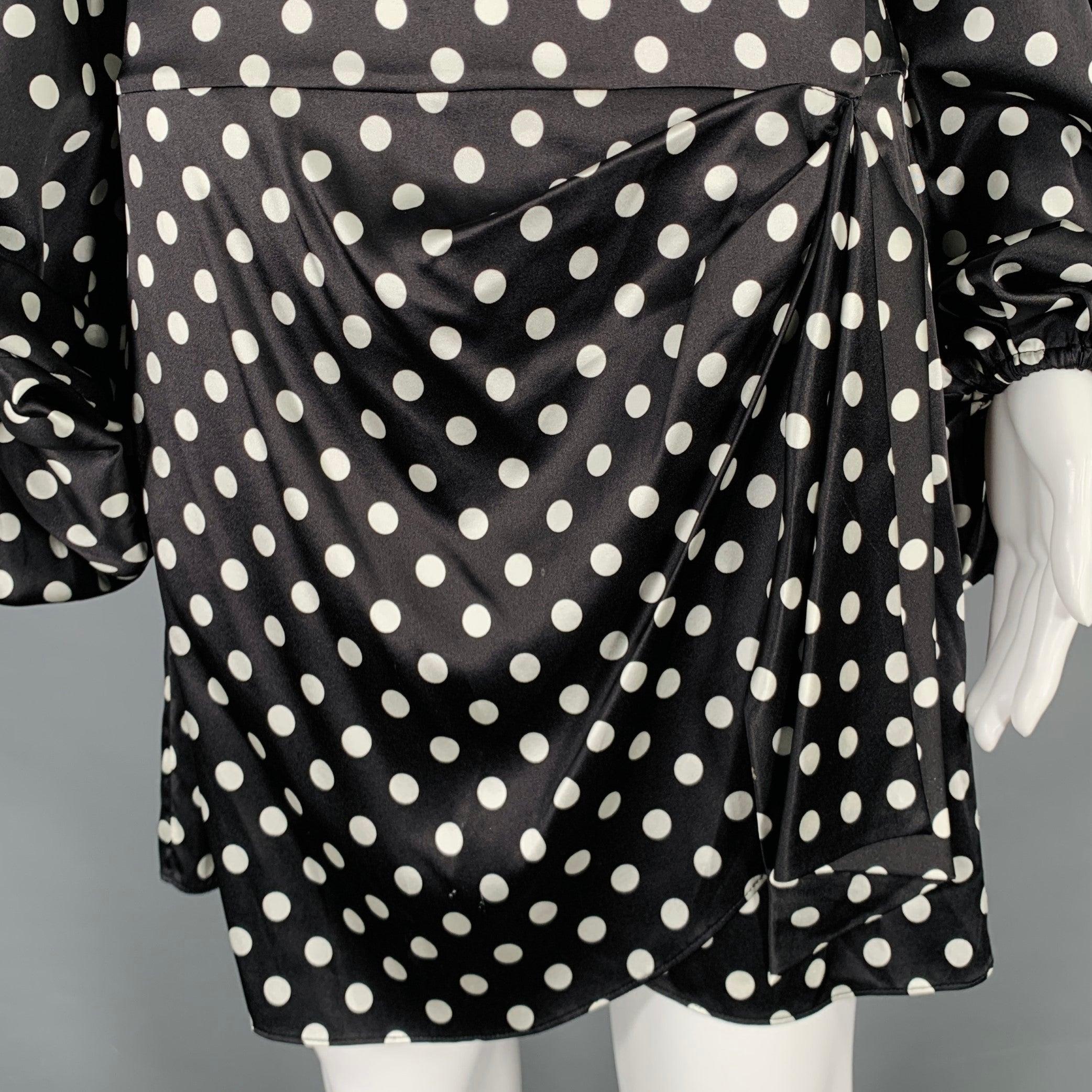 Vestido CAROLINE CONSTAS NEW YORK
en un tejido de mezcla de seda elástica en blanco y negro, con cintura caída con detalles de drapeado, mangas de campana extralargas y cierre de cremallera invisible en la espalda. 

Marcado:   S 

Medidas: 
