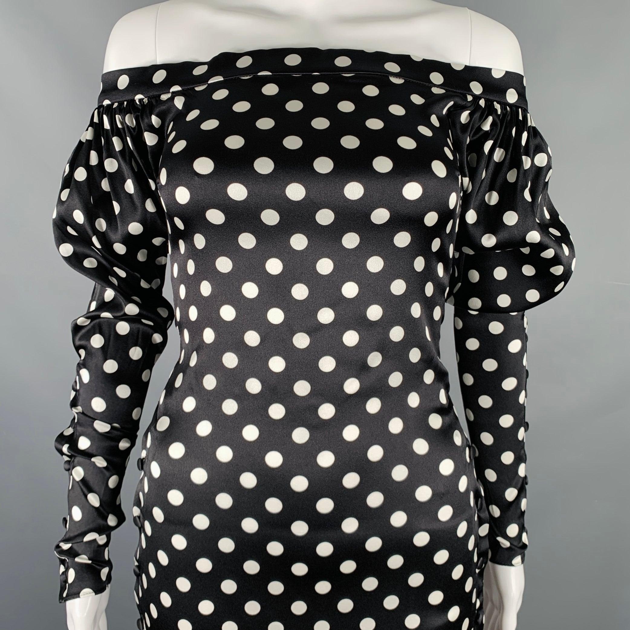 Vestido CAROLINE CONSTAS
en un tejido de mezcla de seda elástica en blanco y negro, con estampado de lunares, estilo sin hombros, puños y laterales abotonados y cierre de cremallera lateral invisible. Fabricado en EE.UU. Excelente estado de