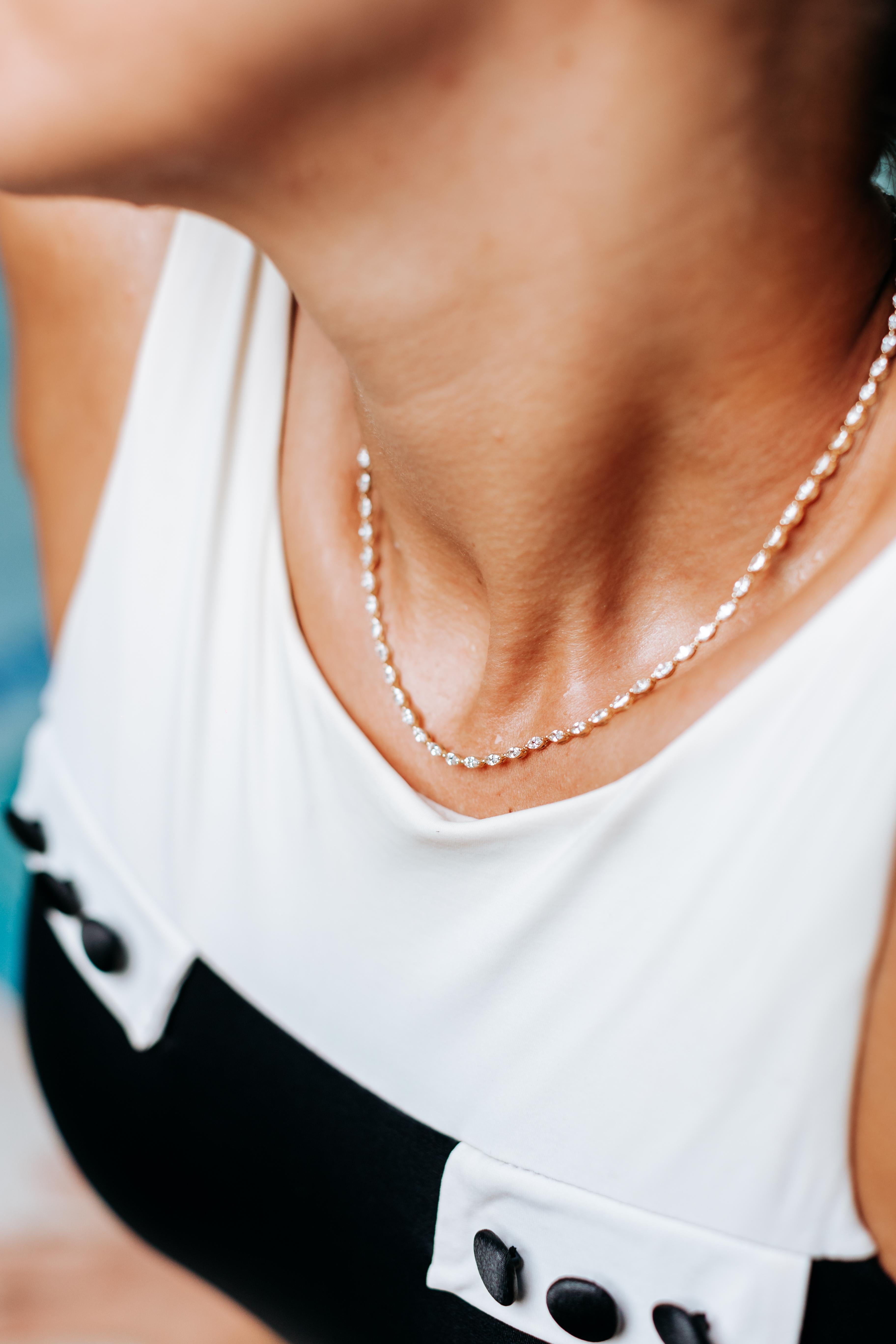 Contemporain Caroline Marquise Collier tennis est-ouest en or jaune 14 carats avec diamants en vente