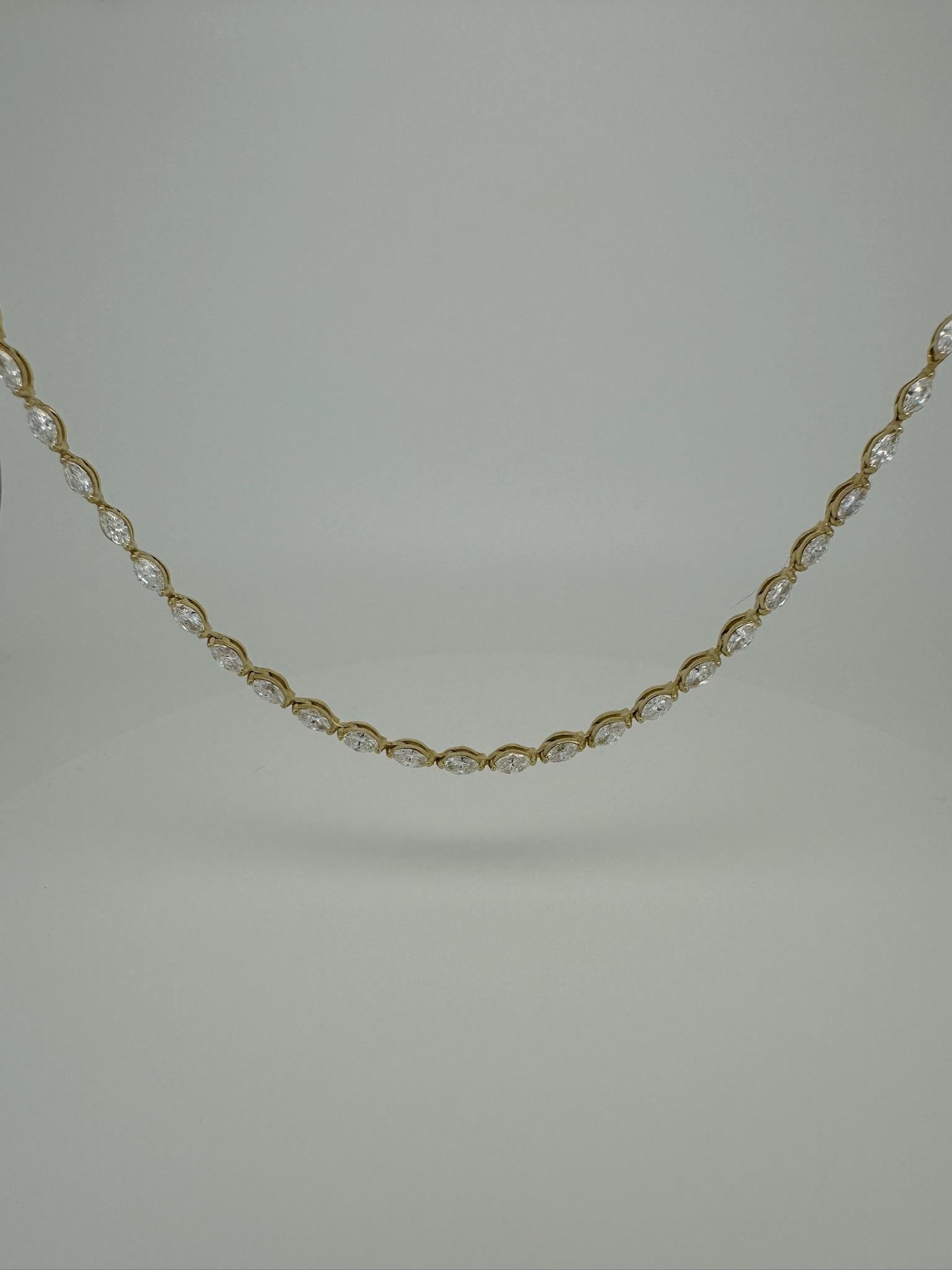 Die Caroline, eine moderne Interpretation des klassischen Tennisarmbands, ist ein zarter Blender, der zeitlose Eleganz in die Gegenwart bringt. Dieses vielseitige Kleidungsstück, das sich mühelos vom Tag in den Abend verwandeln lässt, ist für ein