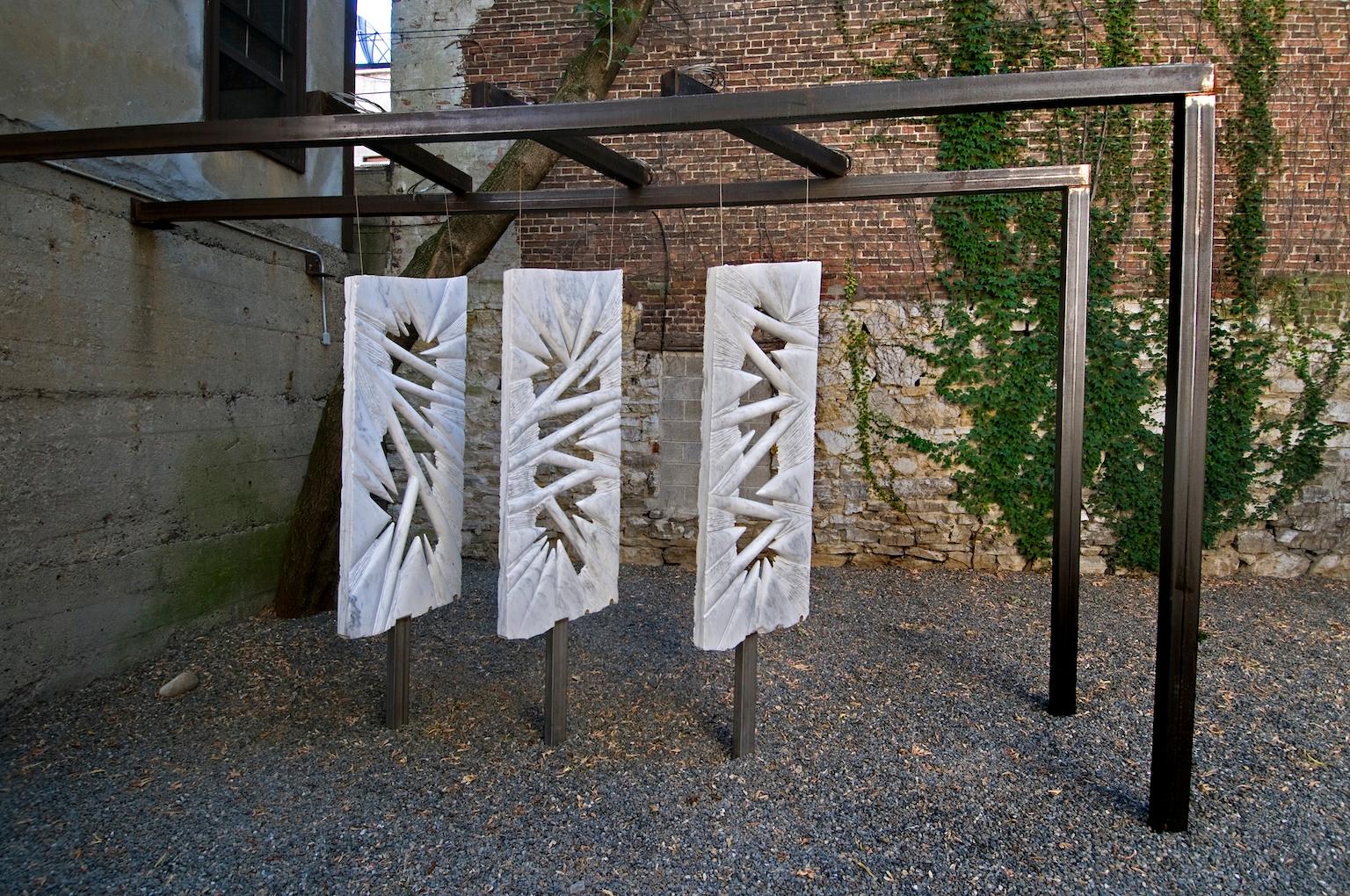 "TRILOGY", sculpture abstraite contemporaine d'extérieur en marbre et acier inoxydable