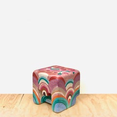 Sgabello con fiori dipinti di Caroline Rennequin