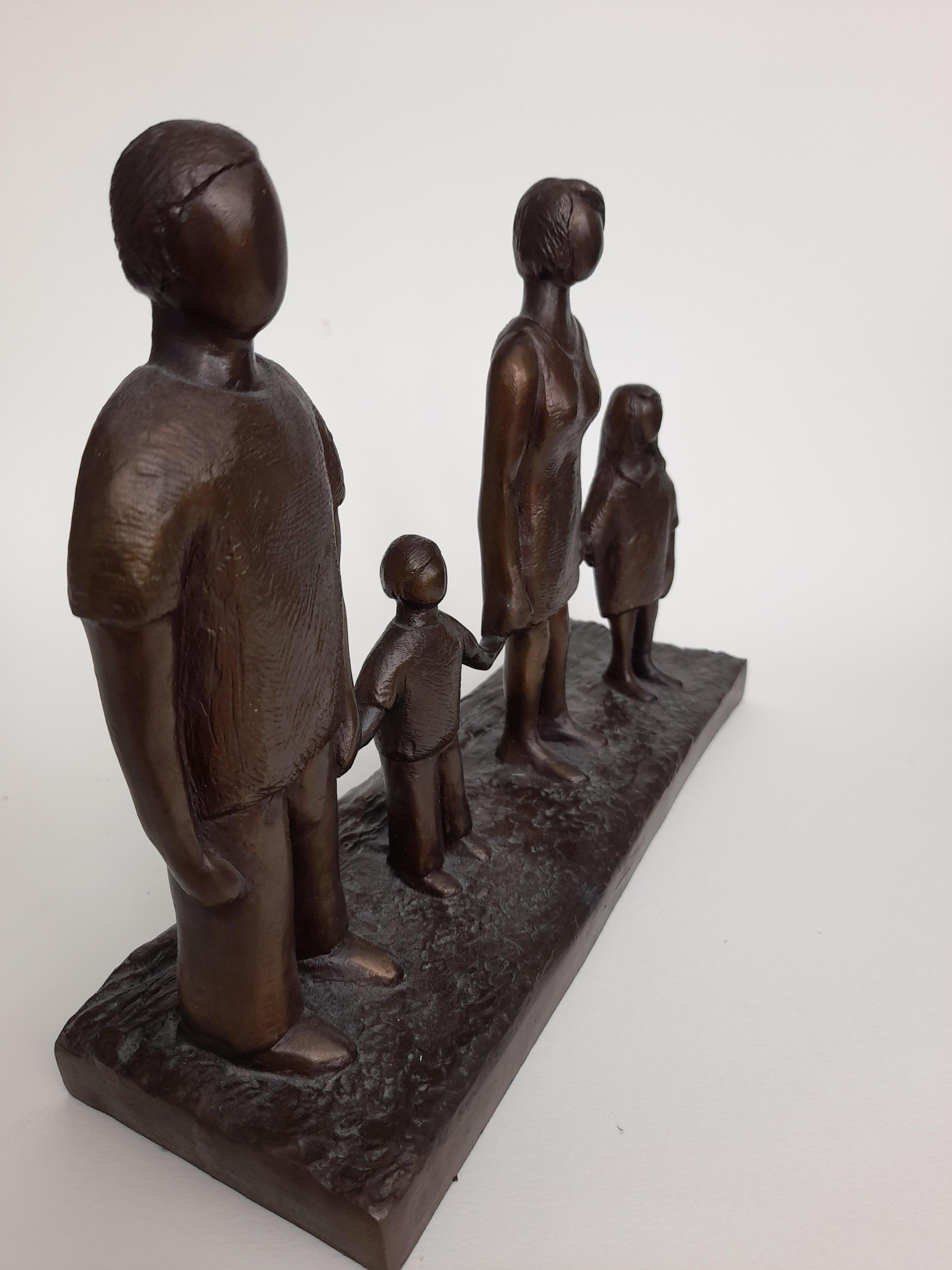 Familie am Strand, Bronzeskulptur von Caroline Russell im Angebot 1