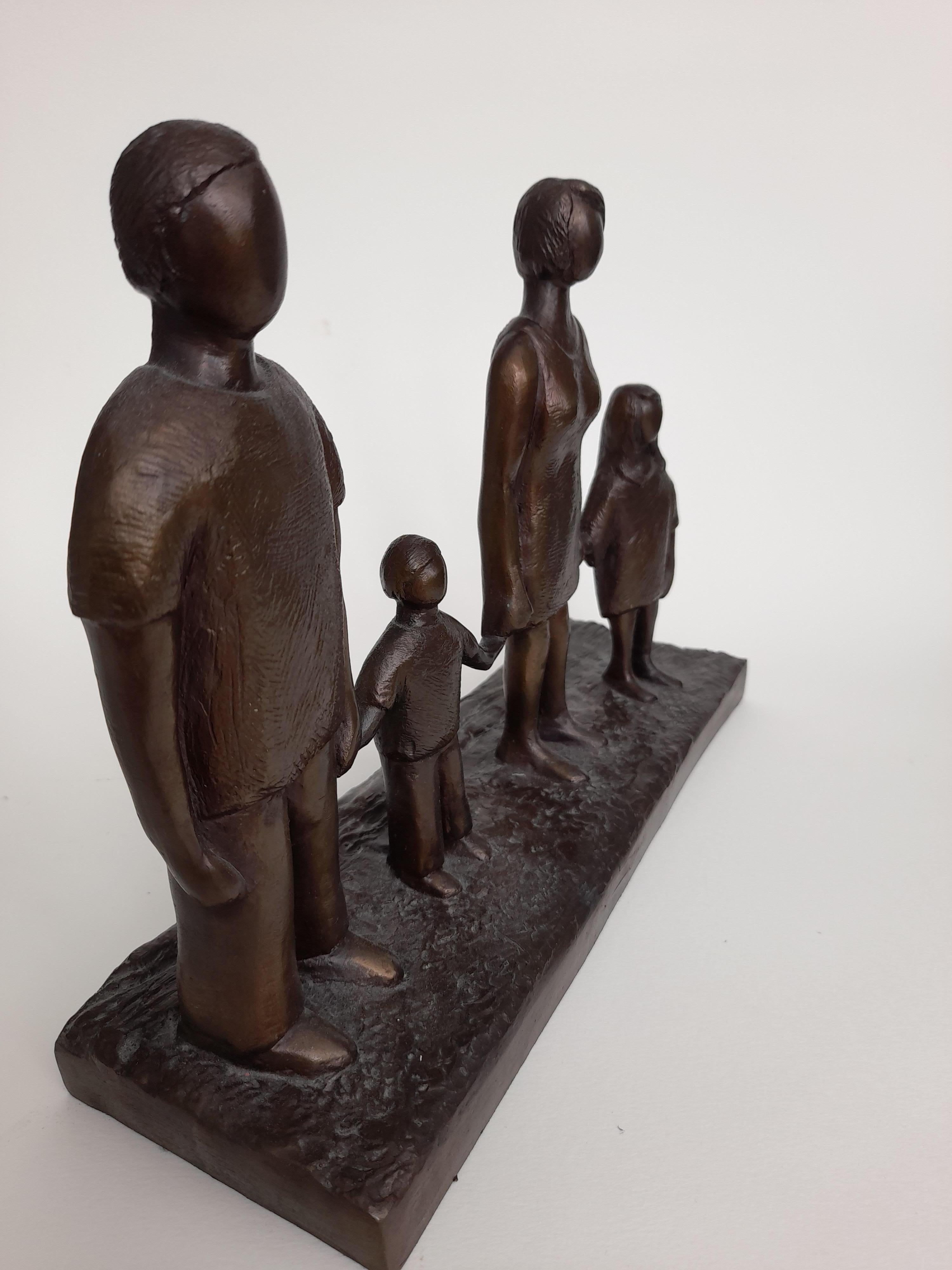 Esta escultura está inspirada en la propia familia de Caroline y refleja los tamaños relativos entre sí. Quería grabar el momento en que sus hijos eran mucho más pequeños que ella y su marido, sabiendo que ese momento en el tiempo no duraría.  Este