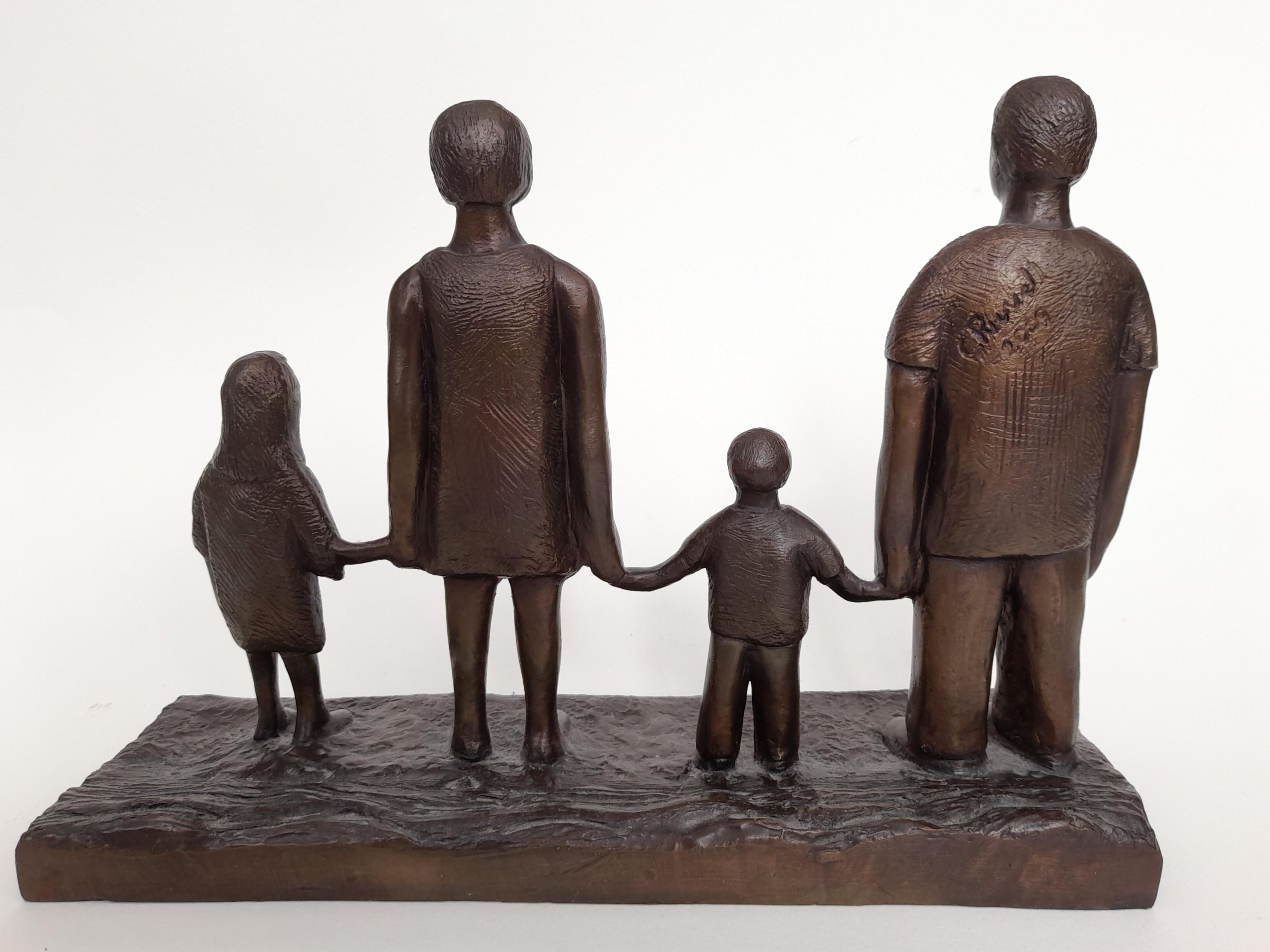 Familie am Strand, Bronzeskulptur von Caroline Russell im Angebot 2