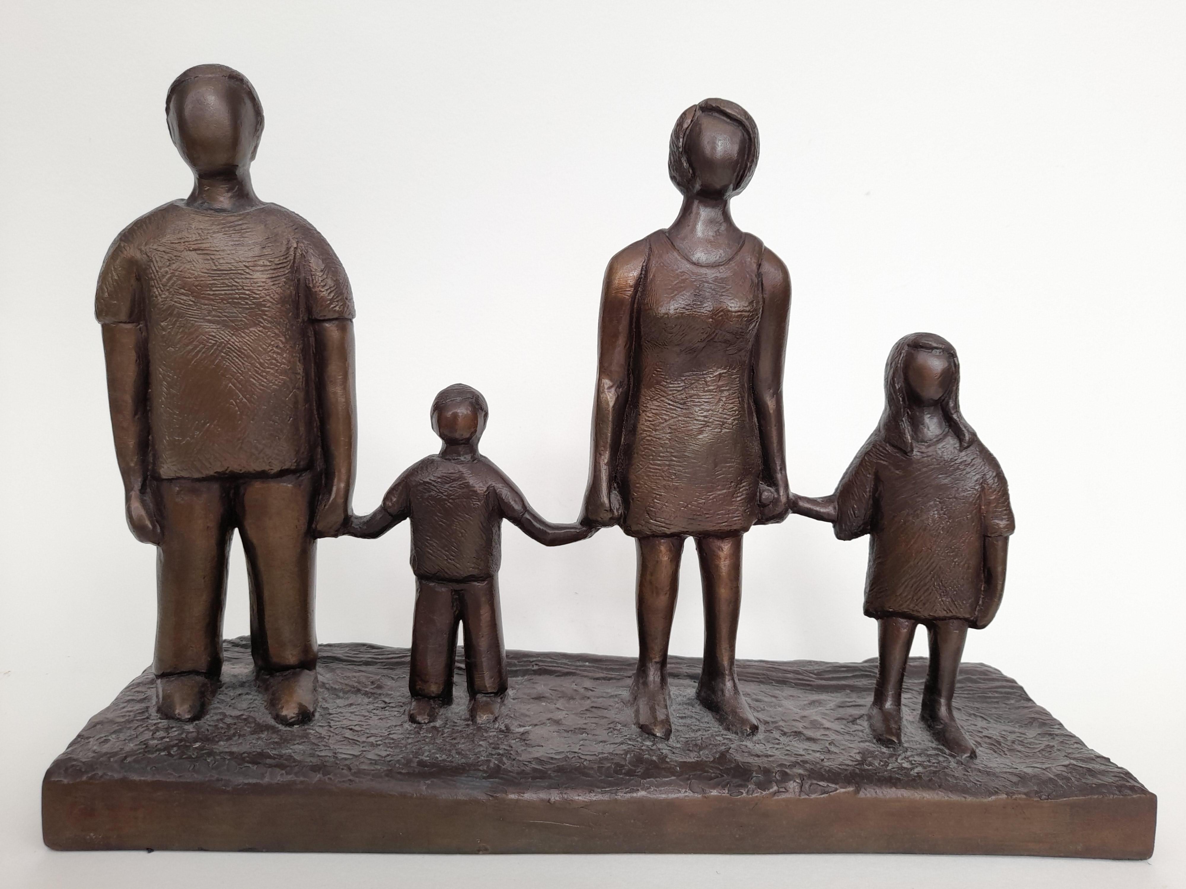 Familie am Strand, Bronzeskulptur von Caroline Russell