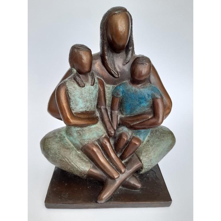 Bronzeskulptur von Mutter mit Kindern von Caroline Russell