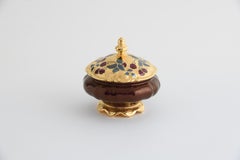 „Beyond Compare“(2024) von Carolyn Barlock, Original-Skulptur aus Gold und Porzellan