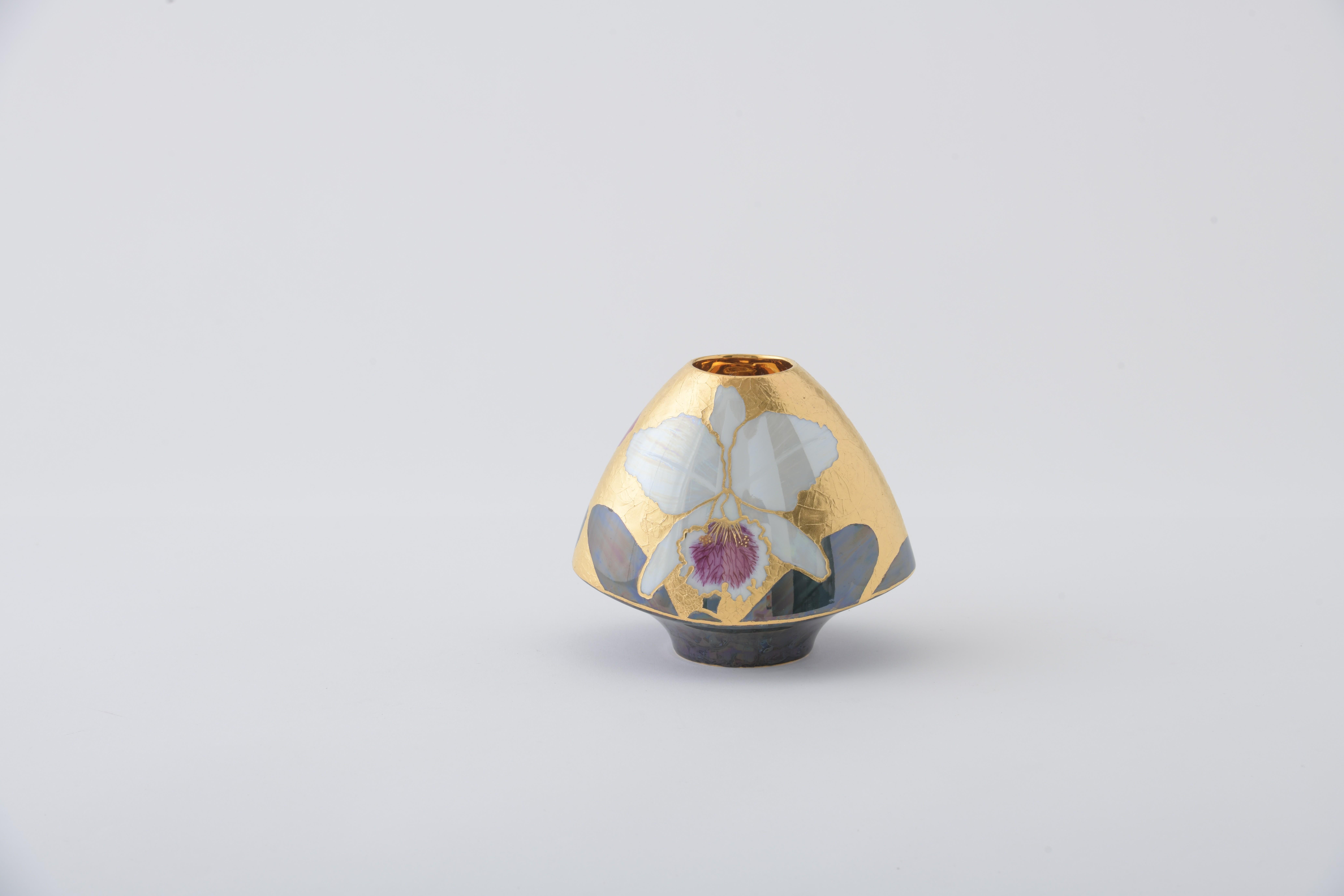 „Cherished Memories“ (2024) von Carolyn Barlock, Original Vase aus Gold und Porzellan im Angebot 1