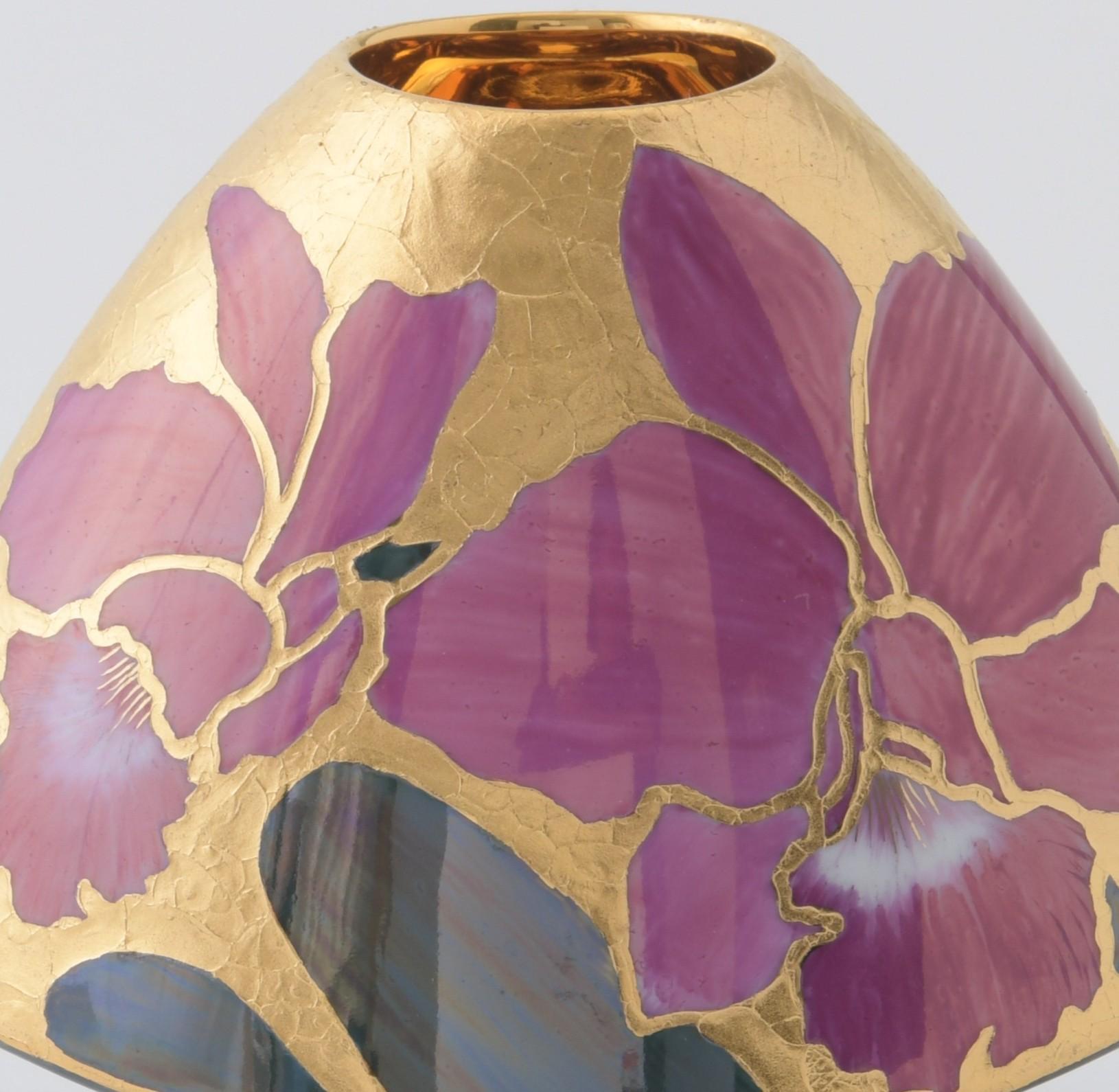 „Cherished Memories“ (2024) von Carolyn Barlock, Original Vase aus Gold und Porzellan im Angebot 2